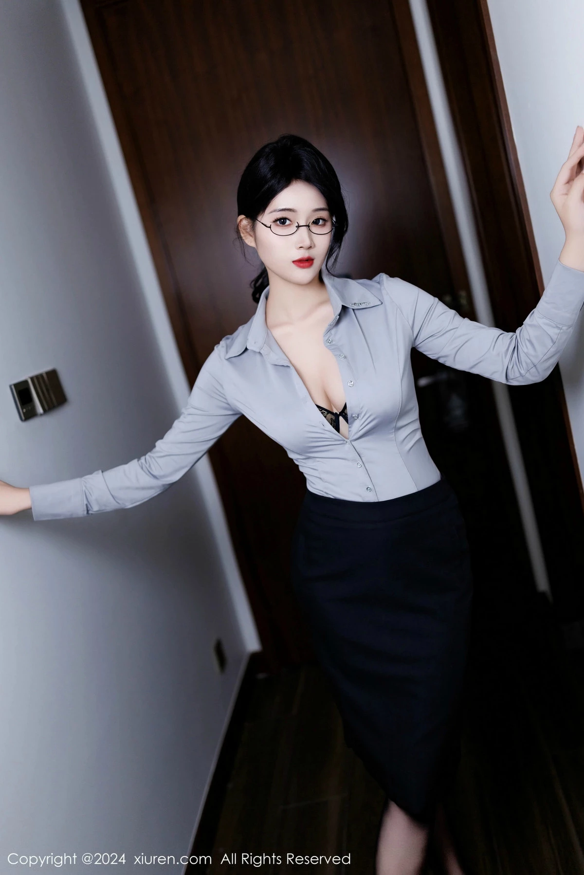 [[XiuRen秀人网]秀人网]No.9567_新人模特南乔灰色OL服饰露性感内衣配黑丝吊袜秀美腿诱惑写真90P