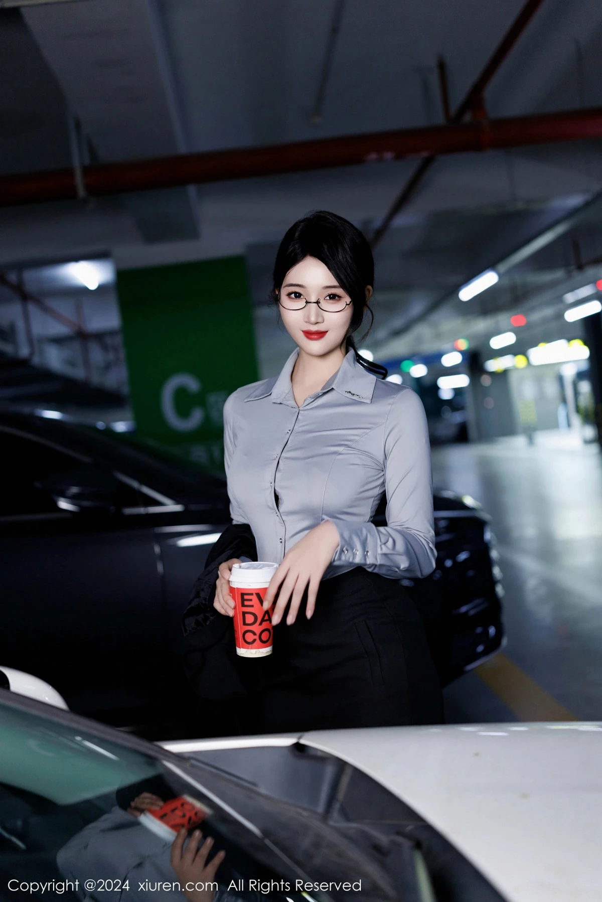 [[XiuRen秀人网]秀人网]No.9567_新人模特南乔灰色OL服饰露性感内衣配黑丝吊袜秀美腿诱惑写真90P