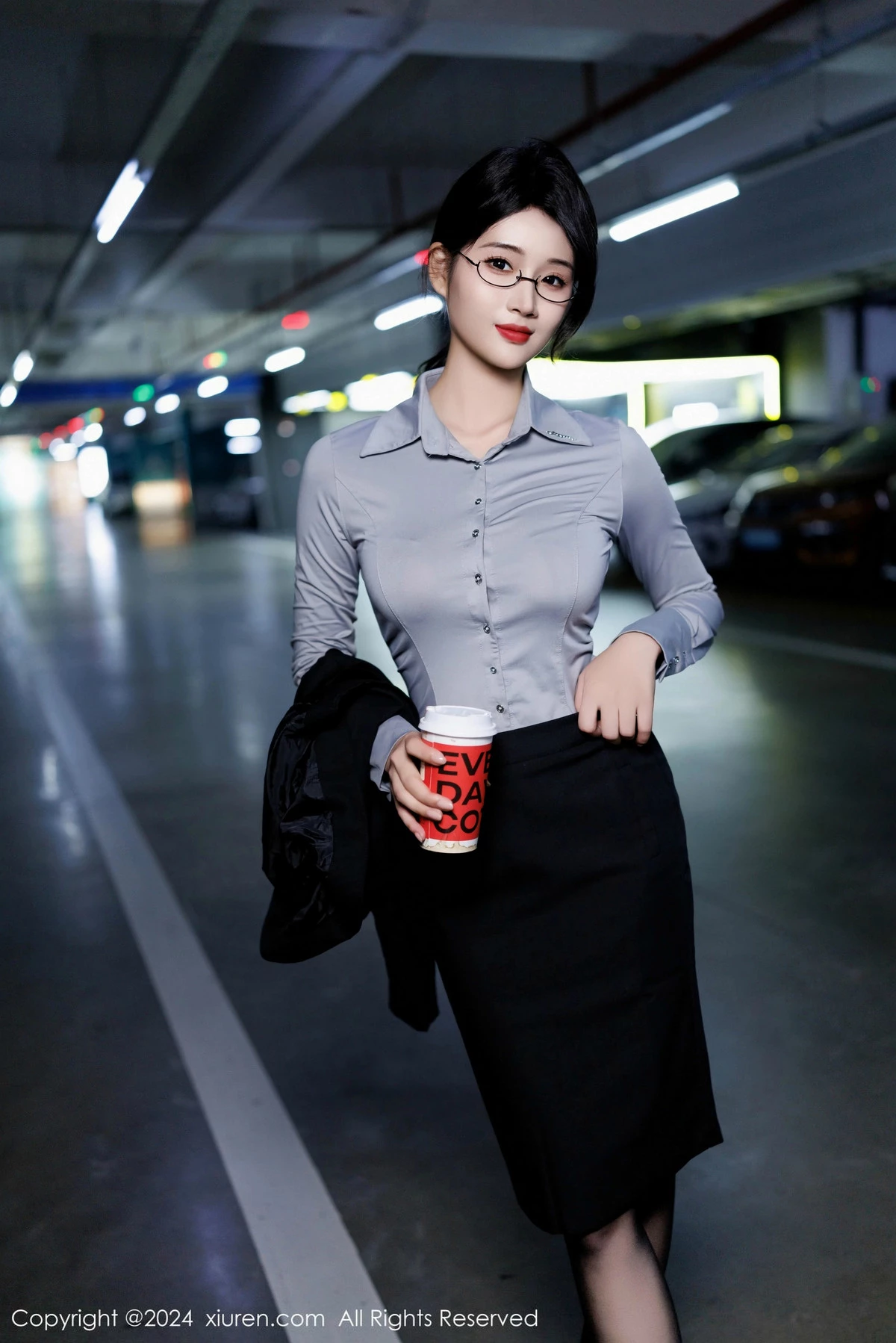 [[XiuRen秀人网]秀人网]No.9567_新人模特南乔灰色OL服饰露性感内衣配黑丝吊袜秀美腿诱惑写真90P