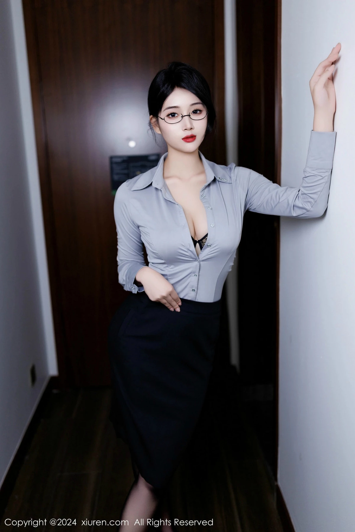 [[XiuRen秀人网]秀人网]No.9567_新人模特南乔灰色OL服饰露性感内衣配黑丝吊袜秀美腿诱惑写真90P