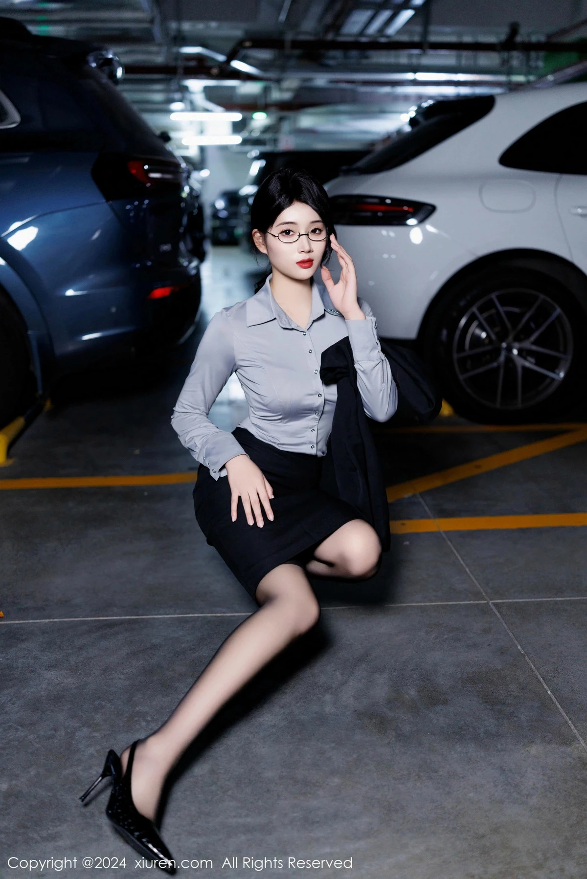 [[XiuRen秀人网]秀人网]No.9567_新人模特南乔灰色OL服饰露性感内衣配黑丝吊袜秀美腿诱惑写真90P