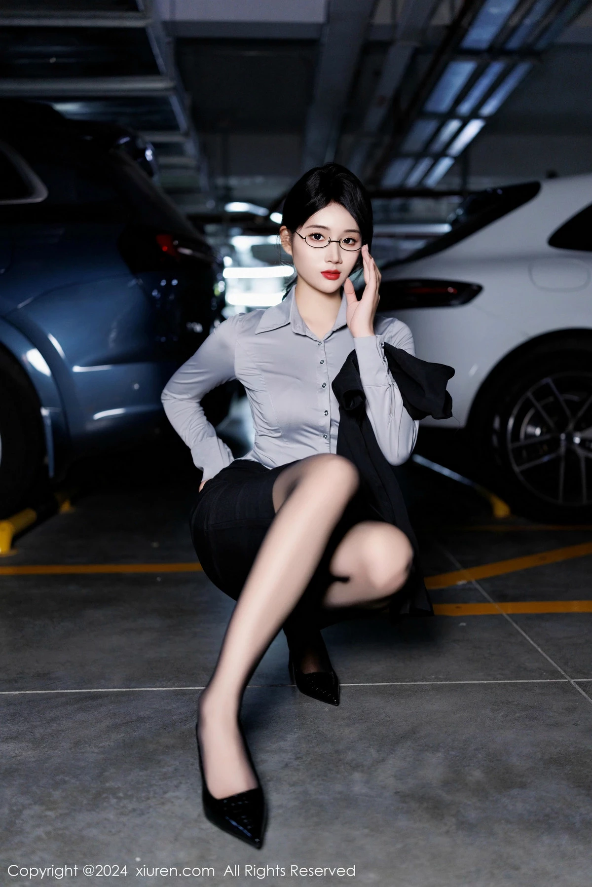 [[XiuRen秀人网]秀人网]No.9567_新人模特南乔灰色OL服饰露性感内衣配黑丝吊袜秀美腿诱惑写真90P