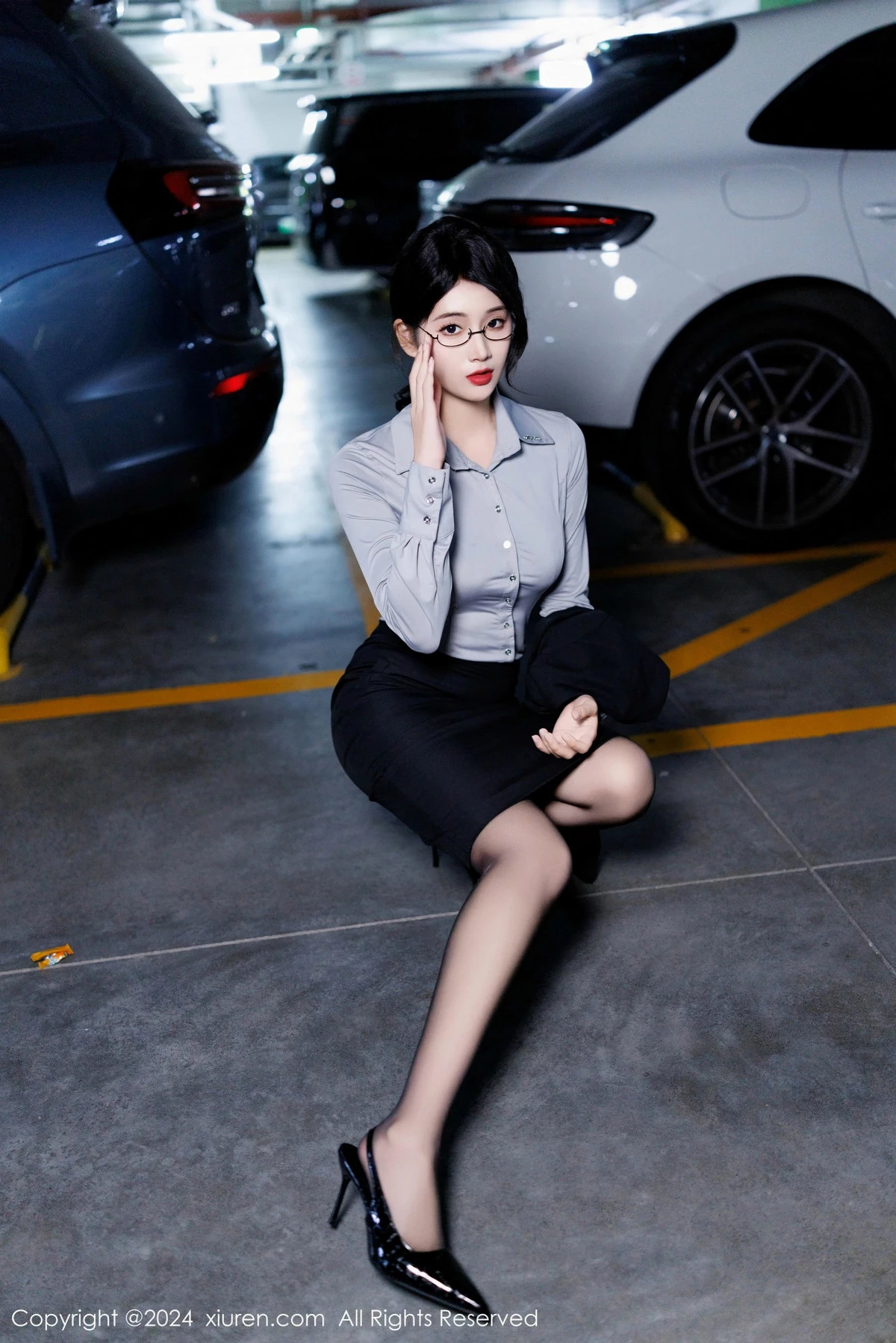 [[XiuRen秀人网]秀人网]No.9567_新人模特南乔灰色OL服饰露性感内衣配黑丝吊袜秀美腿诱惑写真90P