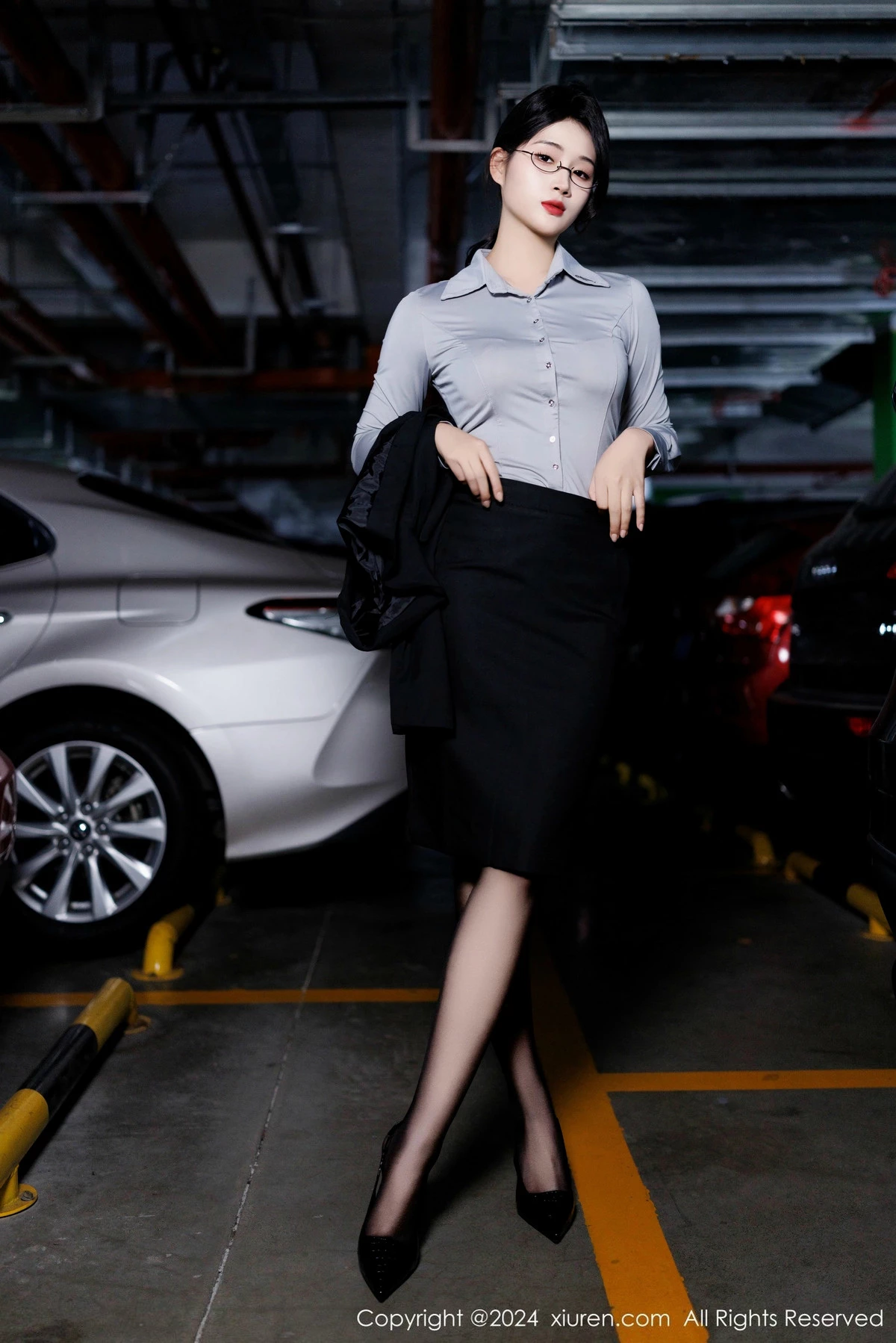 [[XiuRen秀人网]秀人网]No.9567_新人模特南乔灰色OL服饰露性感内衣配黑丝吊袜秀美腿诱惑写真90P