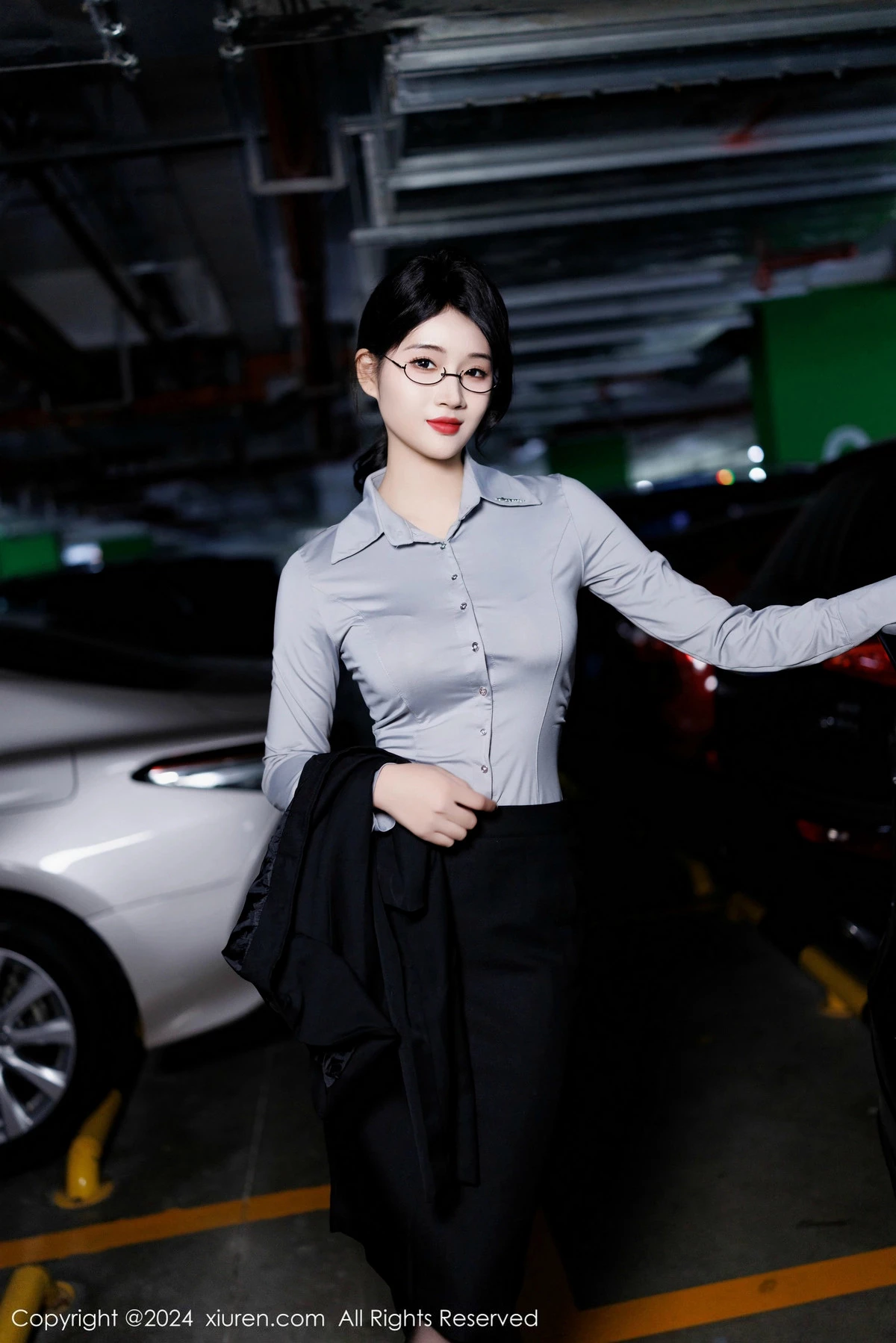 [[XiuRen秀人网]秀人网]No.9567_新人模特南乔灰色OL服饰露性感内衣配黑丝吊袜秀美腿诱惑写真90P