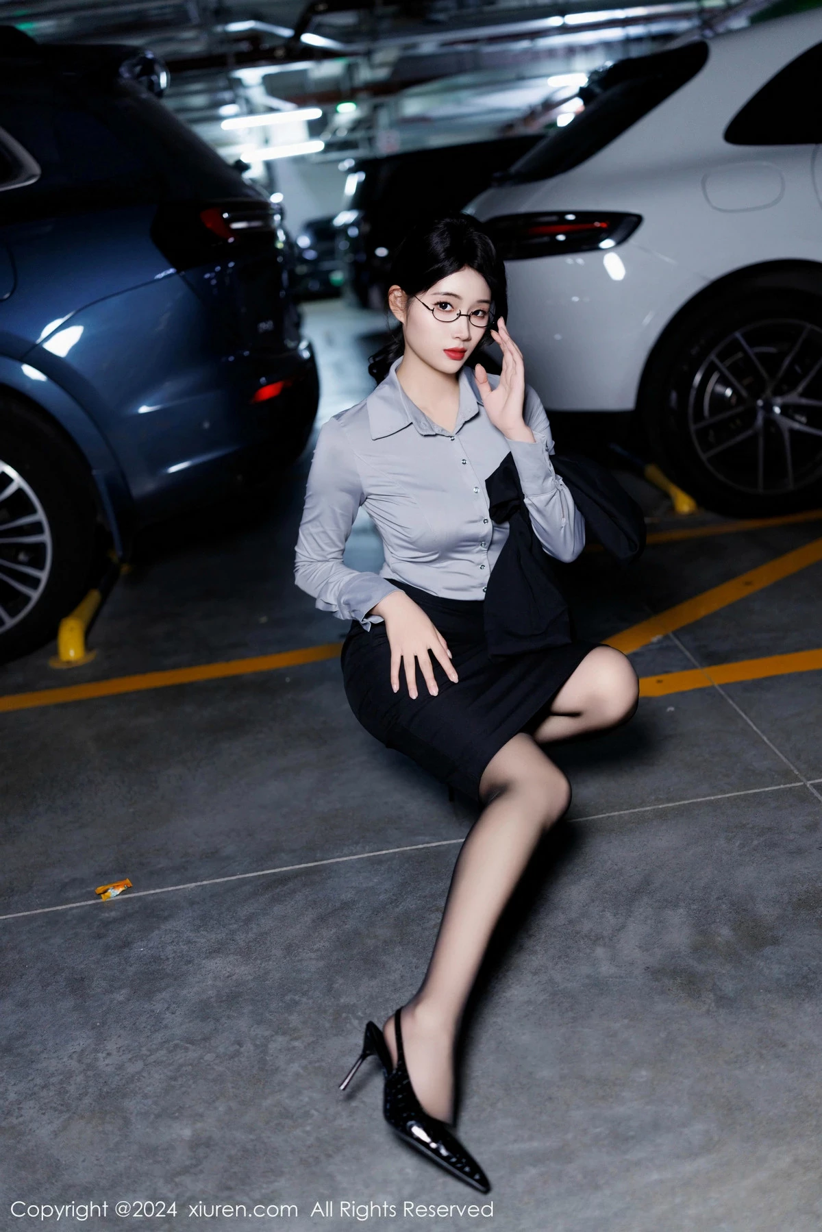 [[XiuRen秀人网]秀人网]No.9567_新人模特南乔灰色OL服饰露性感内衣配黑丝吊袜秀美腿诱惑写真90P