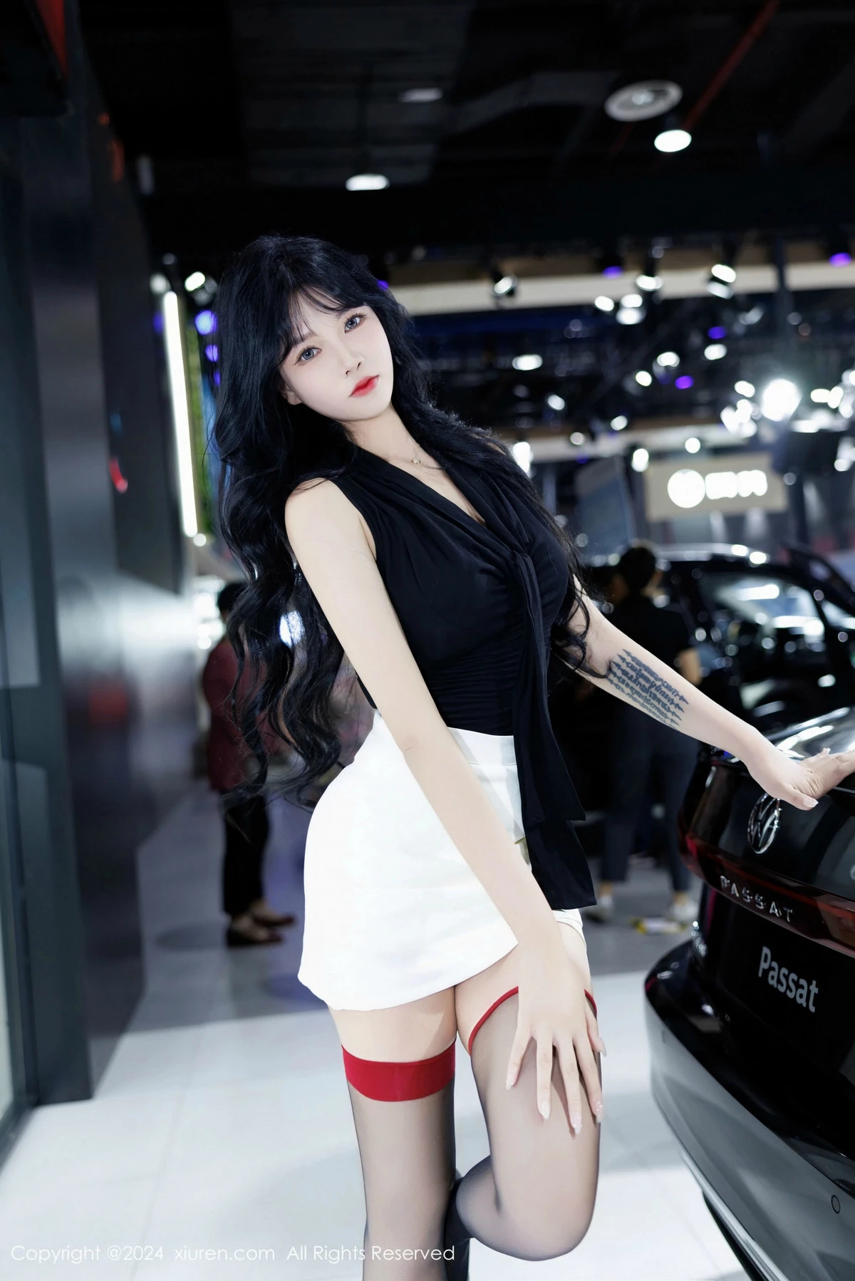 [[XiuRen秀人网]秀人网]No.9575_模特娜比性感黑上衣配白短裙露超薄黑丝秀凹凸身材撩人诱惑写真80P