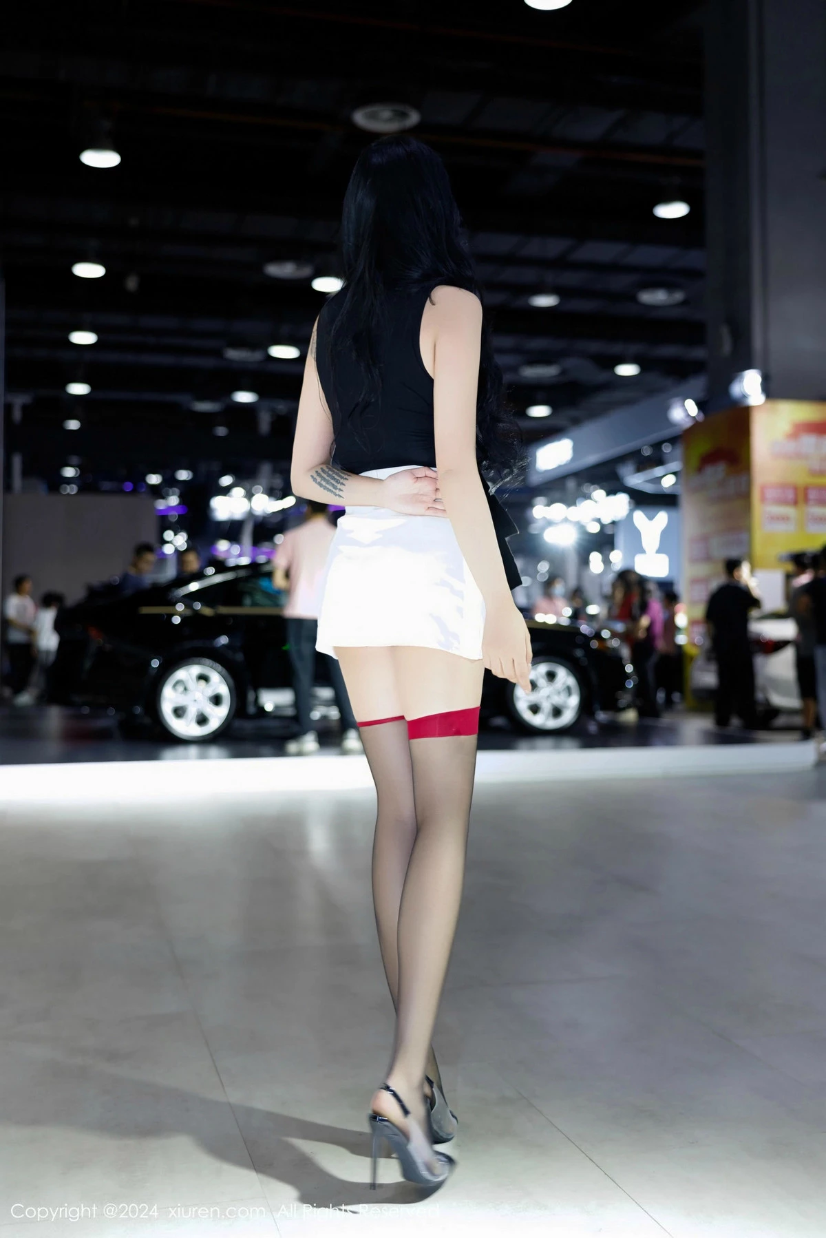 [[XiuRen秀人网]秀人网]No.9575_模特娜比性感黑上衣配白短裙露超薄黑丝秀凹凸身材撩人诱惑写真80P