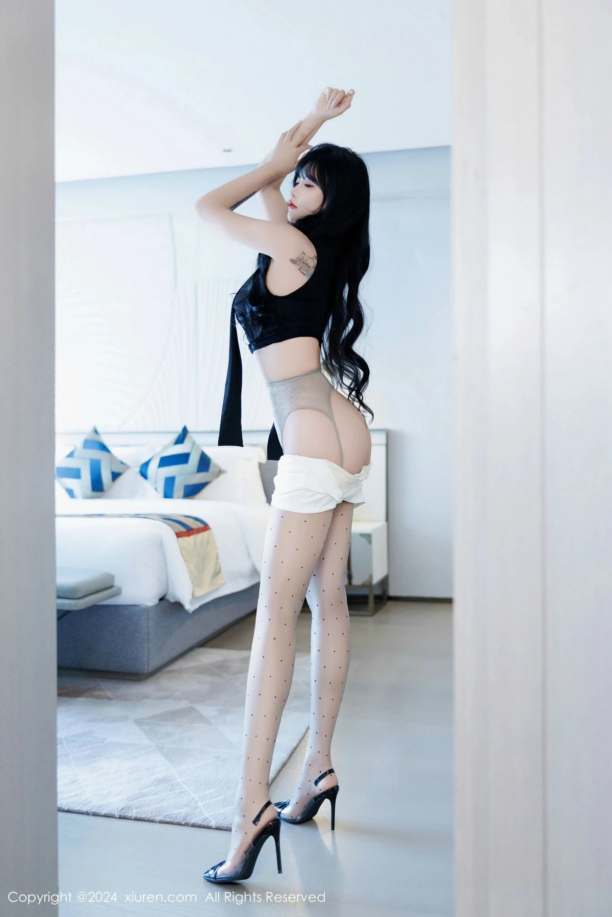[[XiuRen秀人网]秀人网]No.9575_模特娜比性感黑上衣配白短裙露超薄黑丝秀凹凸身材撩人诱惑写真80P