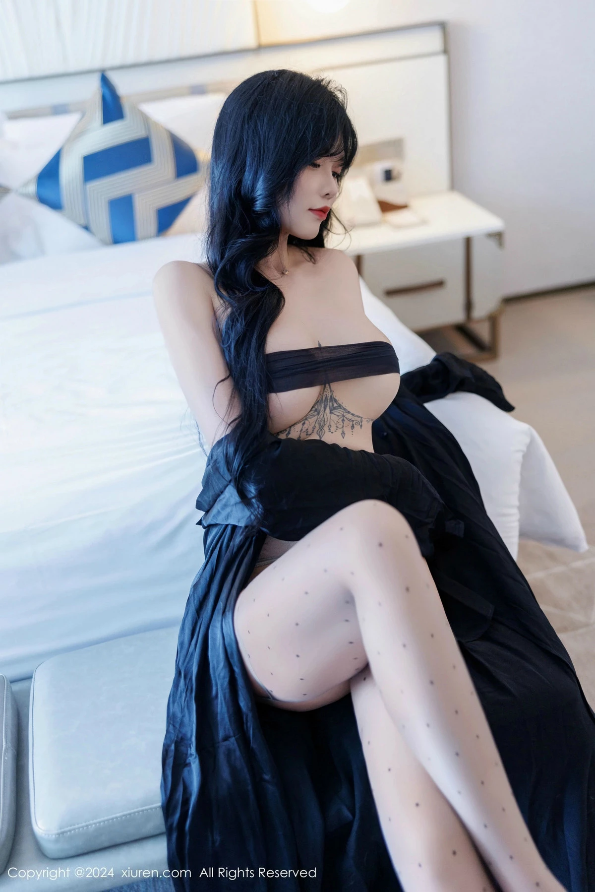 [[XiuRen秀人网]秀人网]No.9575_模特娜比性感黑上衣配白短裙露超薄黑丝秀凹凸身材撩人诱惑写真80P