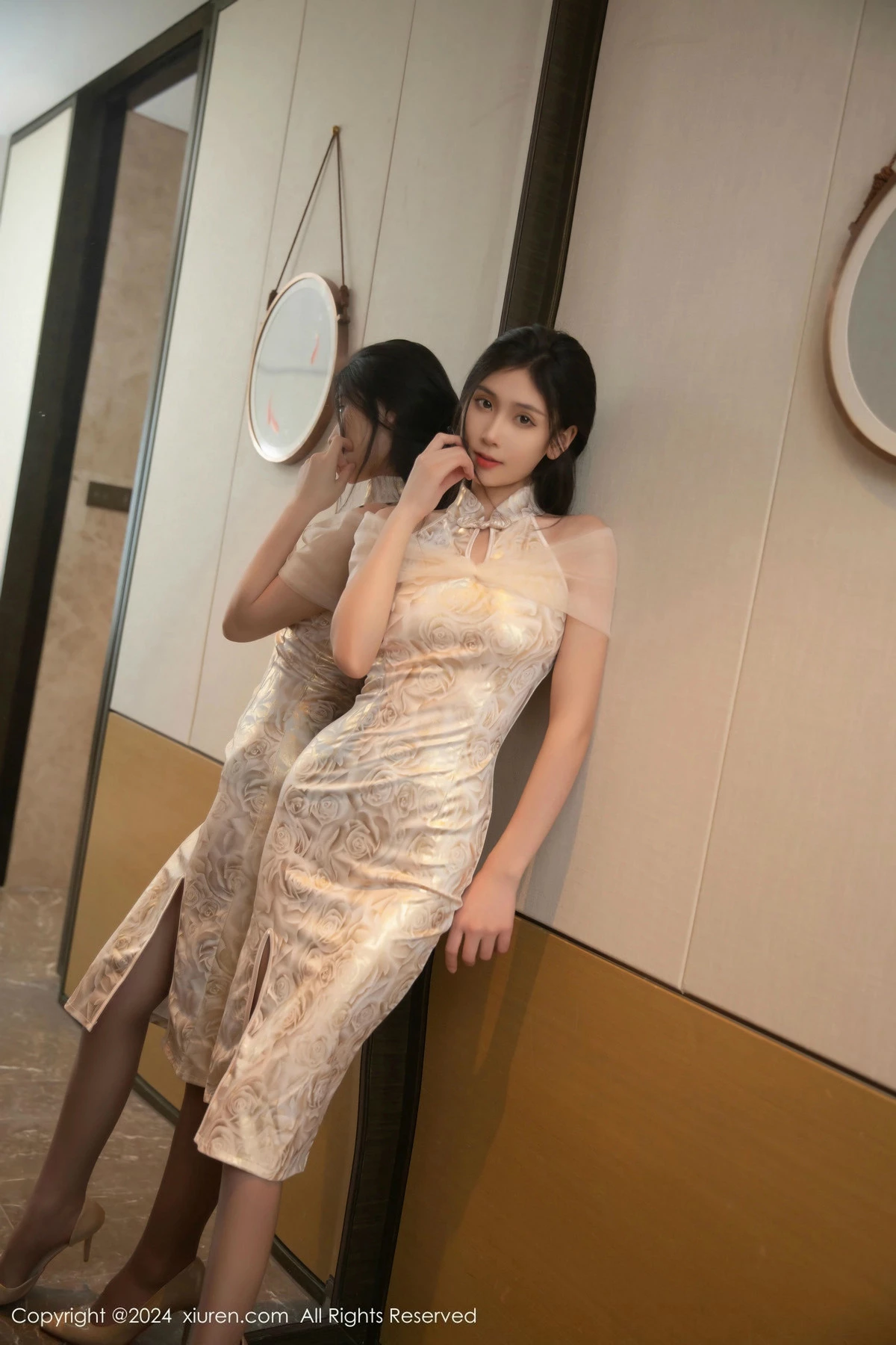 [[XiuRen秀人网]秀人网]No.9583_模特刘婷婷性感浅色旗袍配超薄无内灰丝秀翘臀美腿完美诱惑写真80P