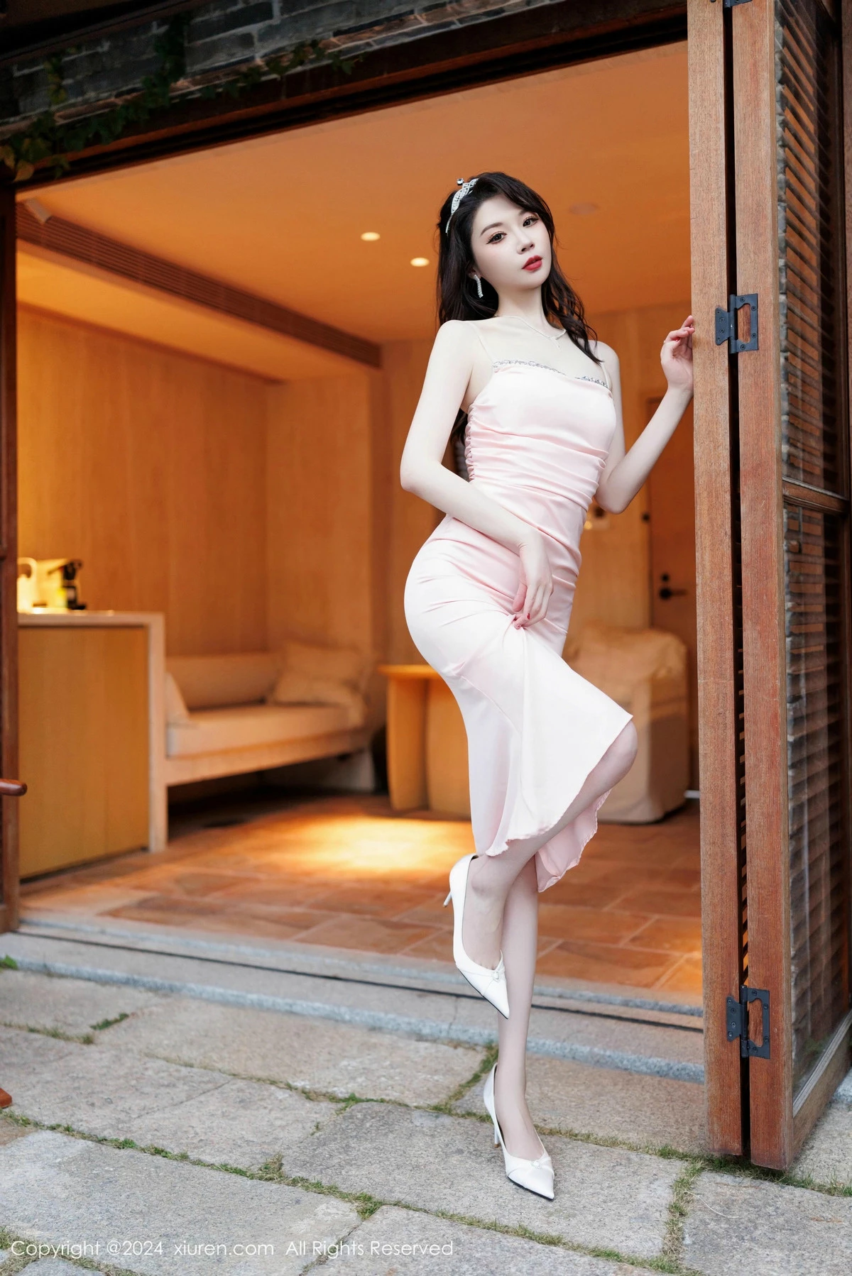 [[XiuRen秀人网]秀人网]No.9584_模特梦心玥粉色连衣长裙露红色内衣配白丝袜秀高挑身材诱惑写真91P