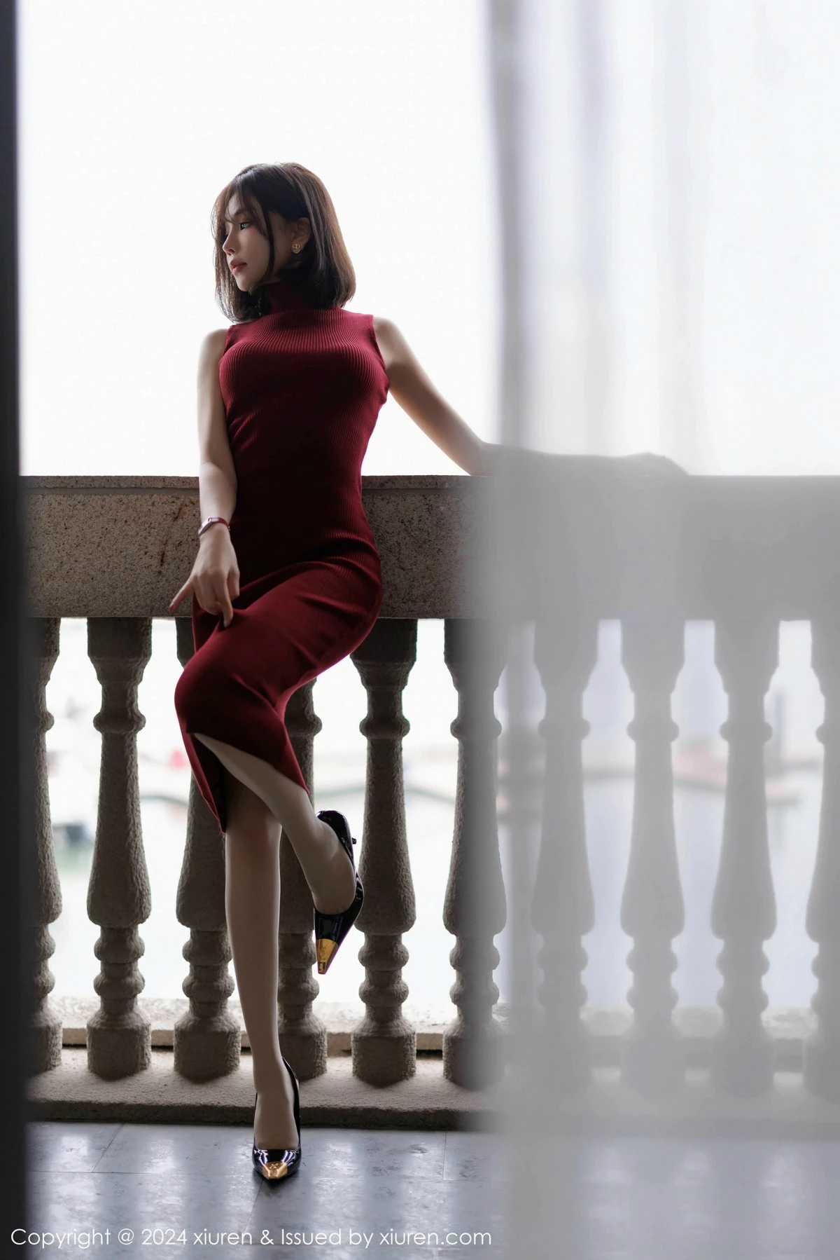 [[XiuRen秀人网]秀人网]No.9589_女神徐莉芝Booty红色连身裙露浅色内衣配超薄肉丝秀美腿诱惑写真91P