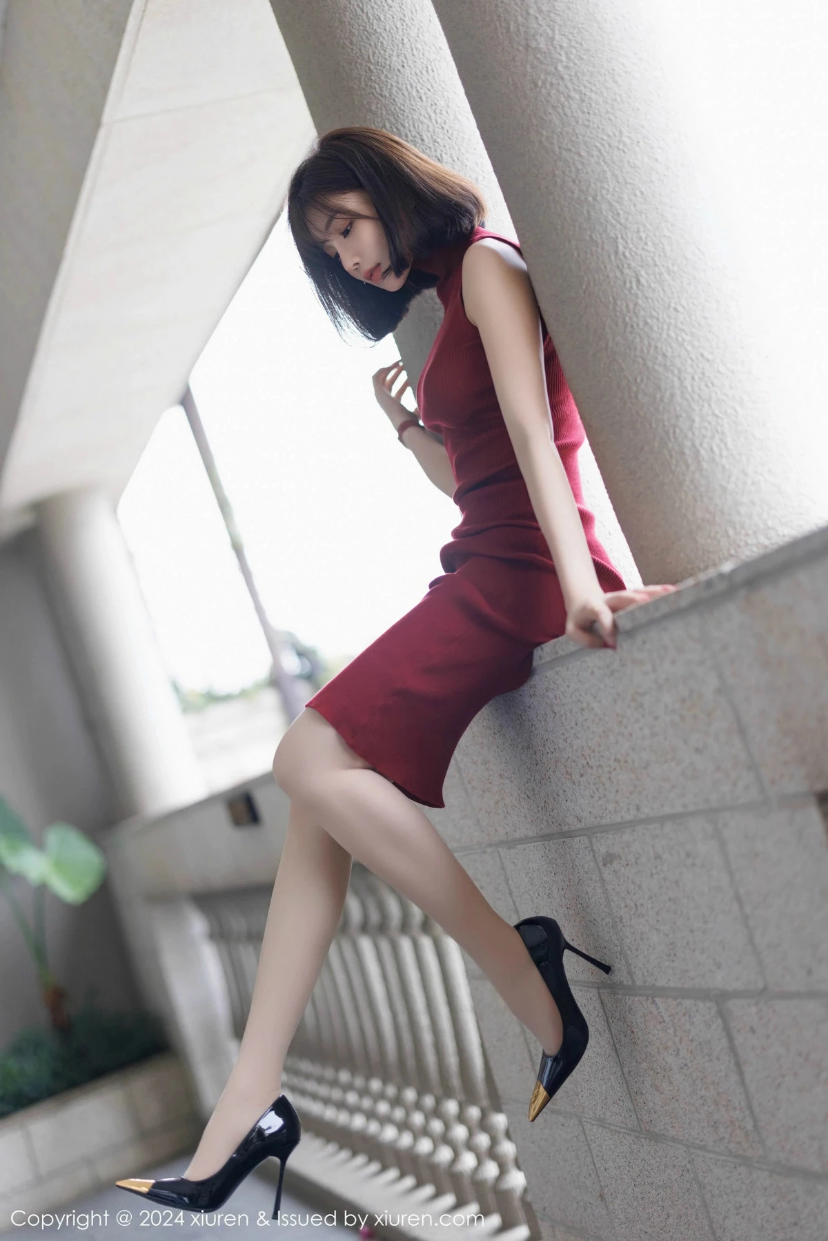 [[XiuRen秀人网]秀人网]No.9589_女神徐莉芝Booty红色连身裙露浅色内衣配超薄肉丝秀美腿诱惑写真91P