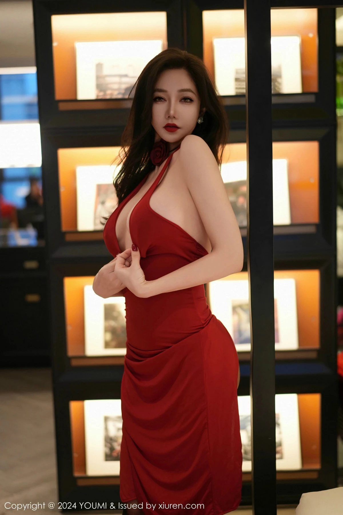 [YouMi尤蜜荟]Vol.1113_模特心妍小公主性感红色露肩连衣裙配黑丝袜秀凹凸身材诱惑写真74P