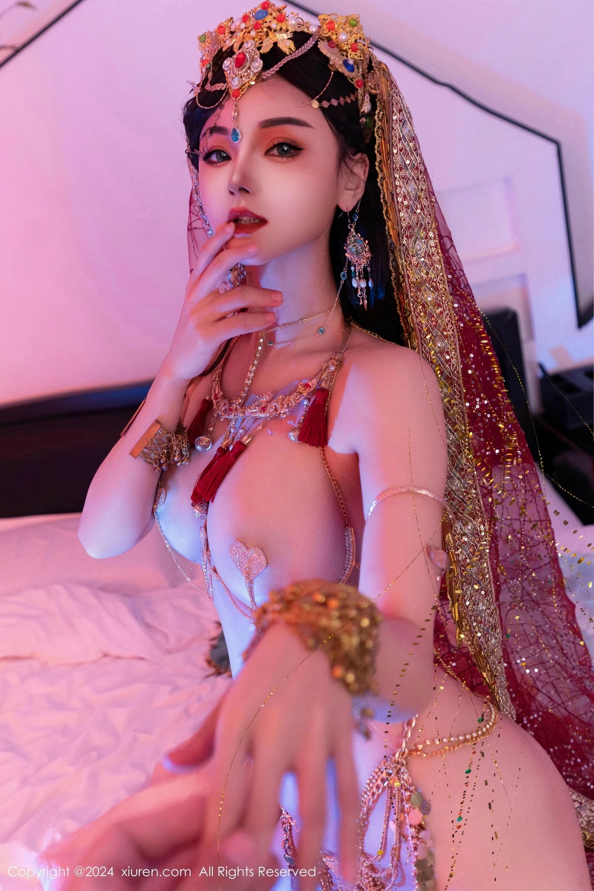 [[XiuRen秀人网]秀人网]No.9585_新人模特不吃冰淇淋异域风情女郎性感情趣服饰秀火辣身材诱惑写真85P