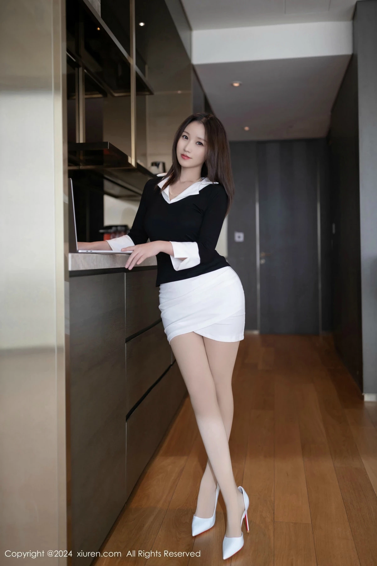 [[XiuRen秀人网]秀人网]No.9587_模特杏子Yada黑白OL服饰露性感连体肉丝袜秀曼妙身姿诱惑写真82P