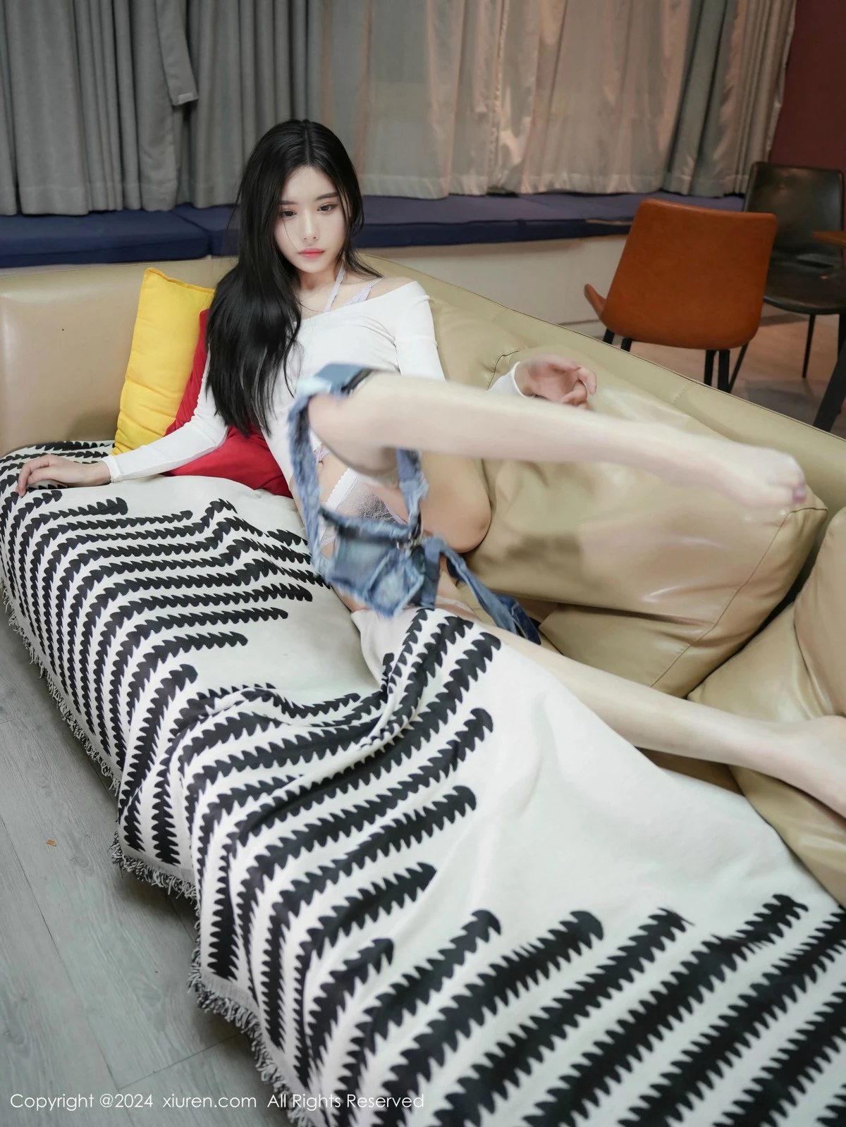 [[XiuRen秀人网]秀人网]No.9598_模特Erikaki性感白T配超短牛仔裤露蓝色情趣内衣秀美腿诱惑写真80P