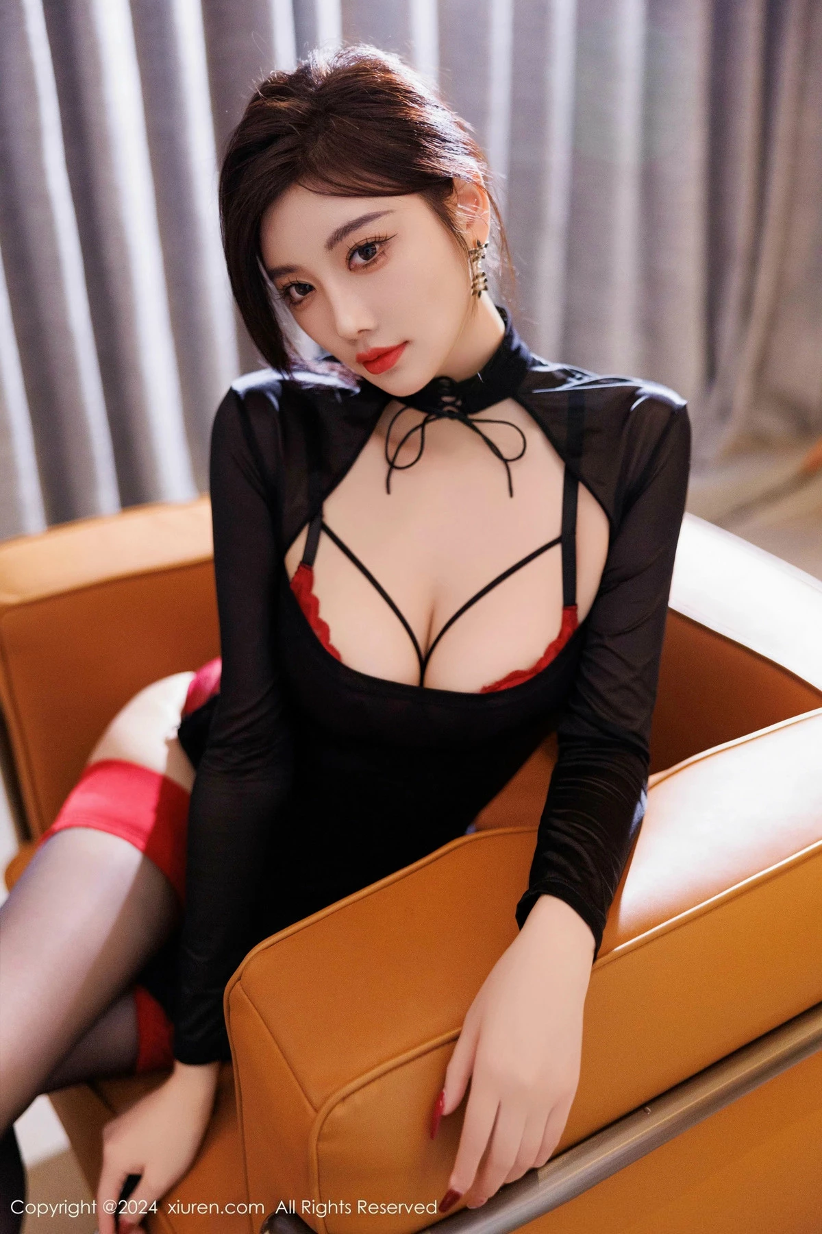 [[XiuRen秀人网]秀人网]No.9599_女神杨晨晨Yome性感黑色服饰露红色内衣配黑丝袜秀美腿诱惑写真80P