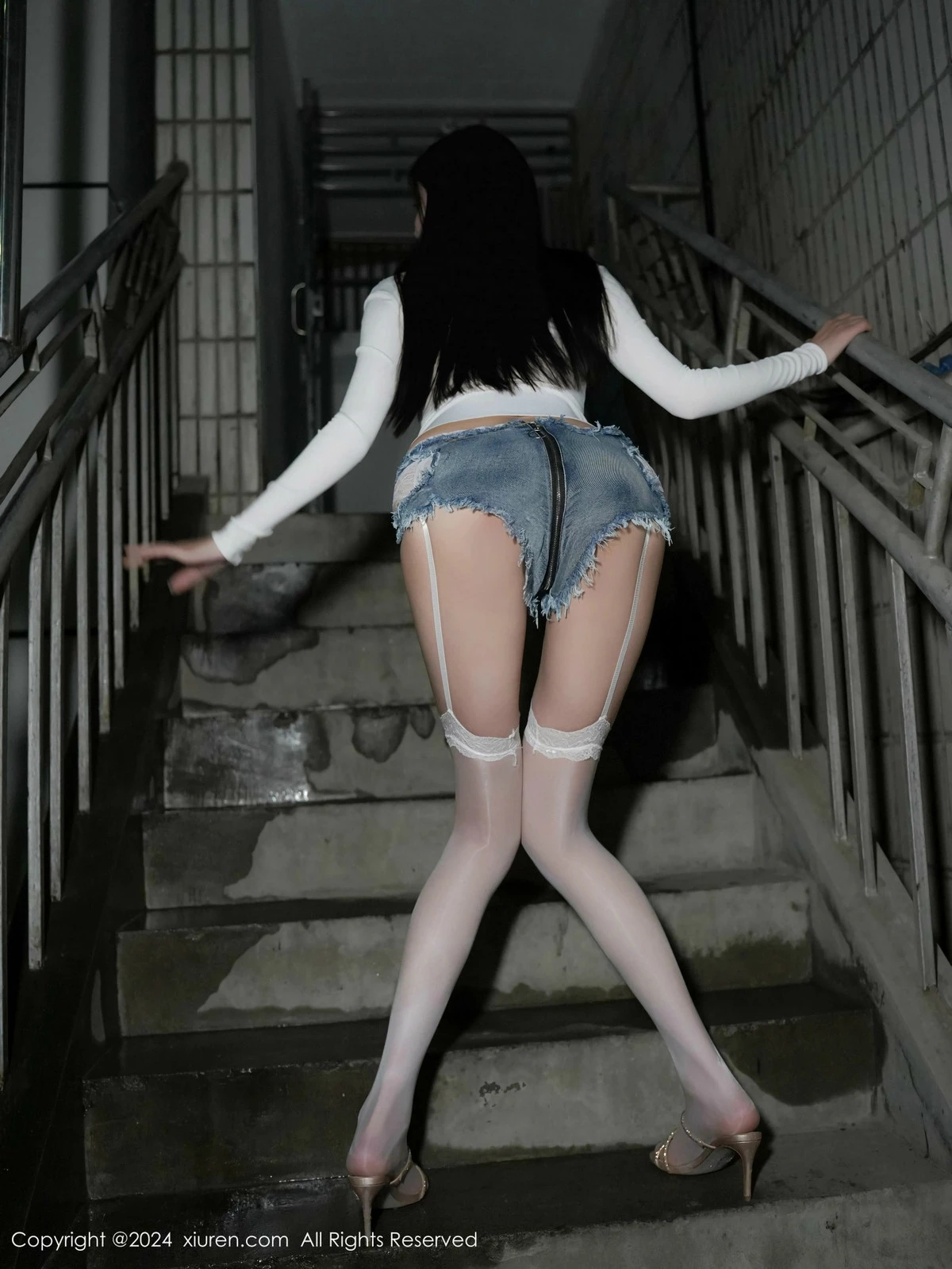 [[XiuRen秀人网]秀人网]No.9598_模特Erikaki性感白T配超短牛仔裤露蓝色情趣内衣秀美腿诱惑写真80P