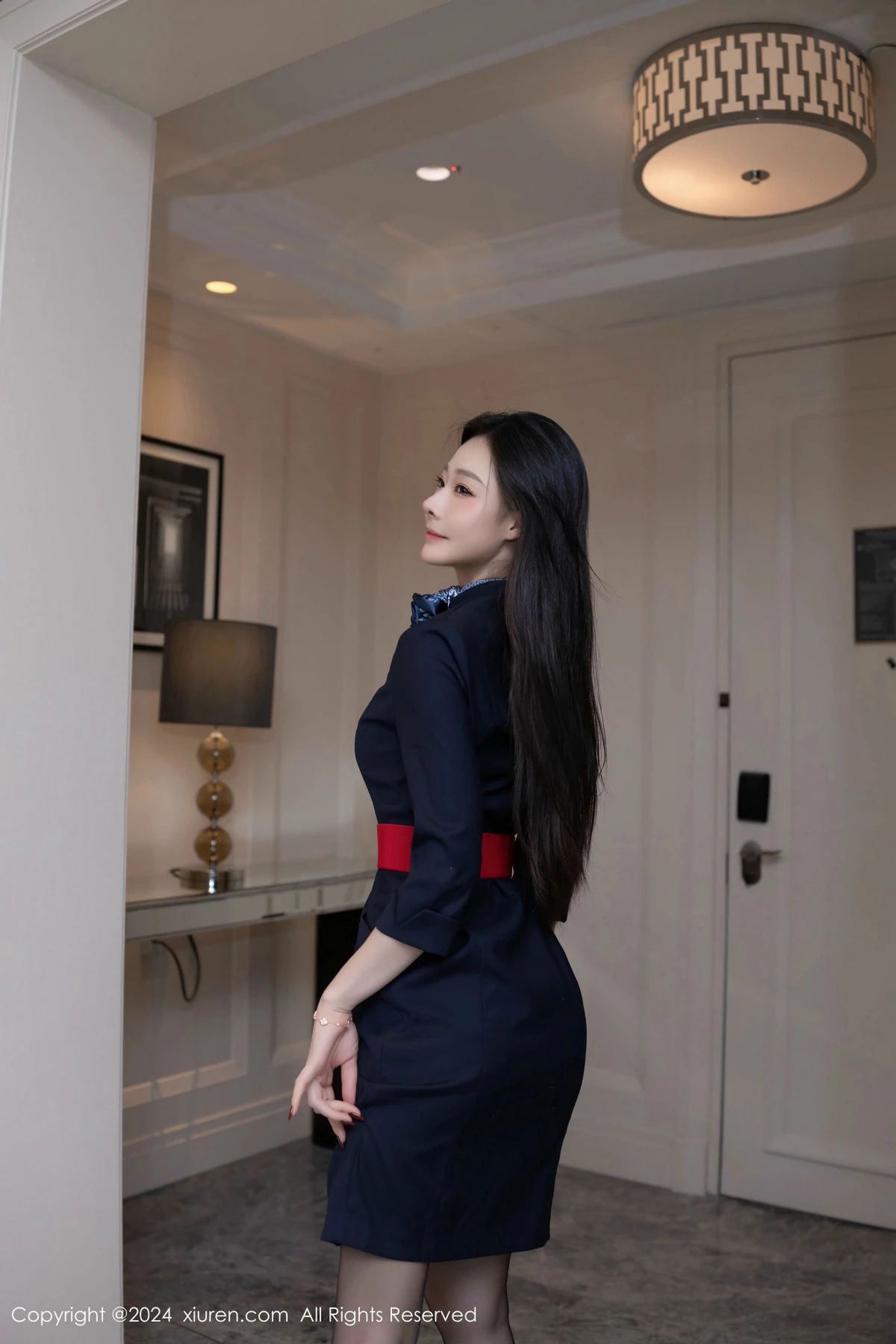 [[XiuRen秀人网]秀人网]No.9597_模特小逗逗深色制服露紫色内衣配开档黑丝秀曼妙身姿诱惑写真80P