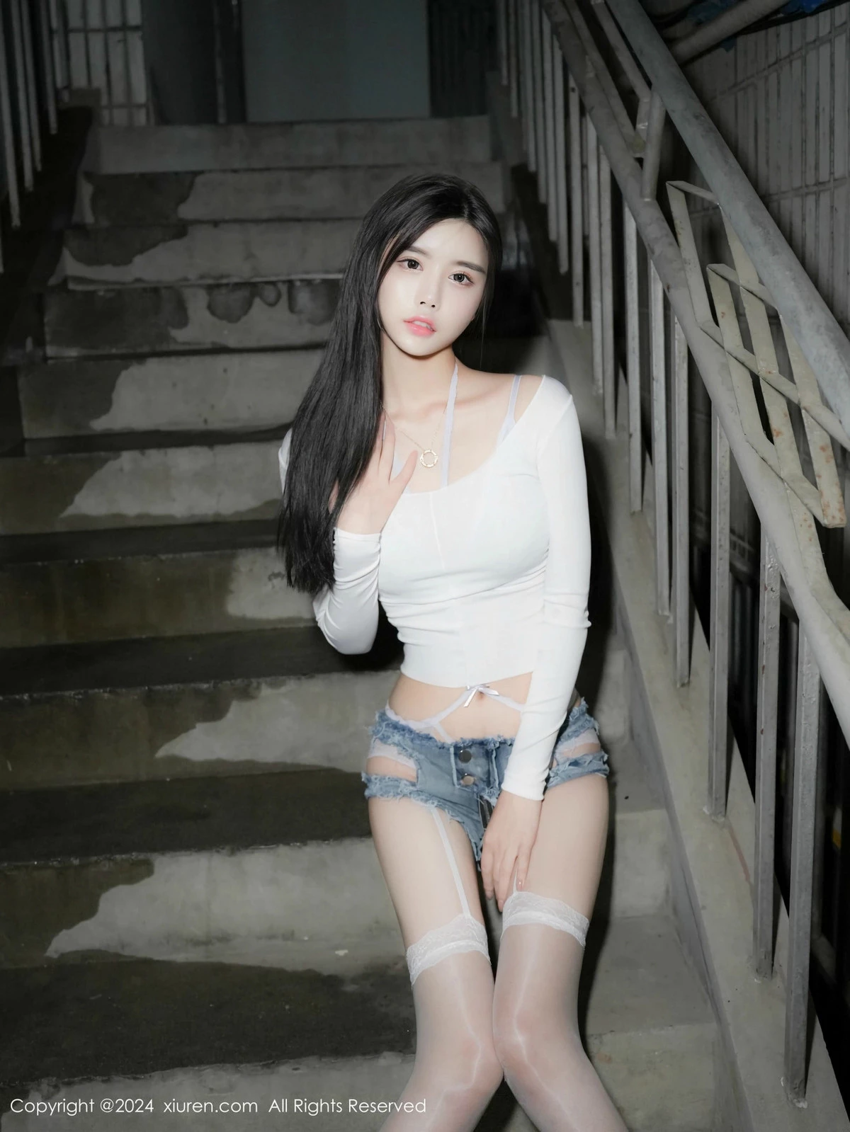 [[XiuRen秀人网]秀人网]No.9598_模特Erikaki性感白T配超短牛仔裤露蓝色情趣内衣秀美腿诱惑写真80P