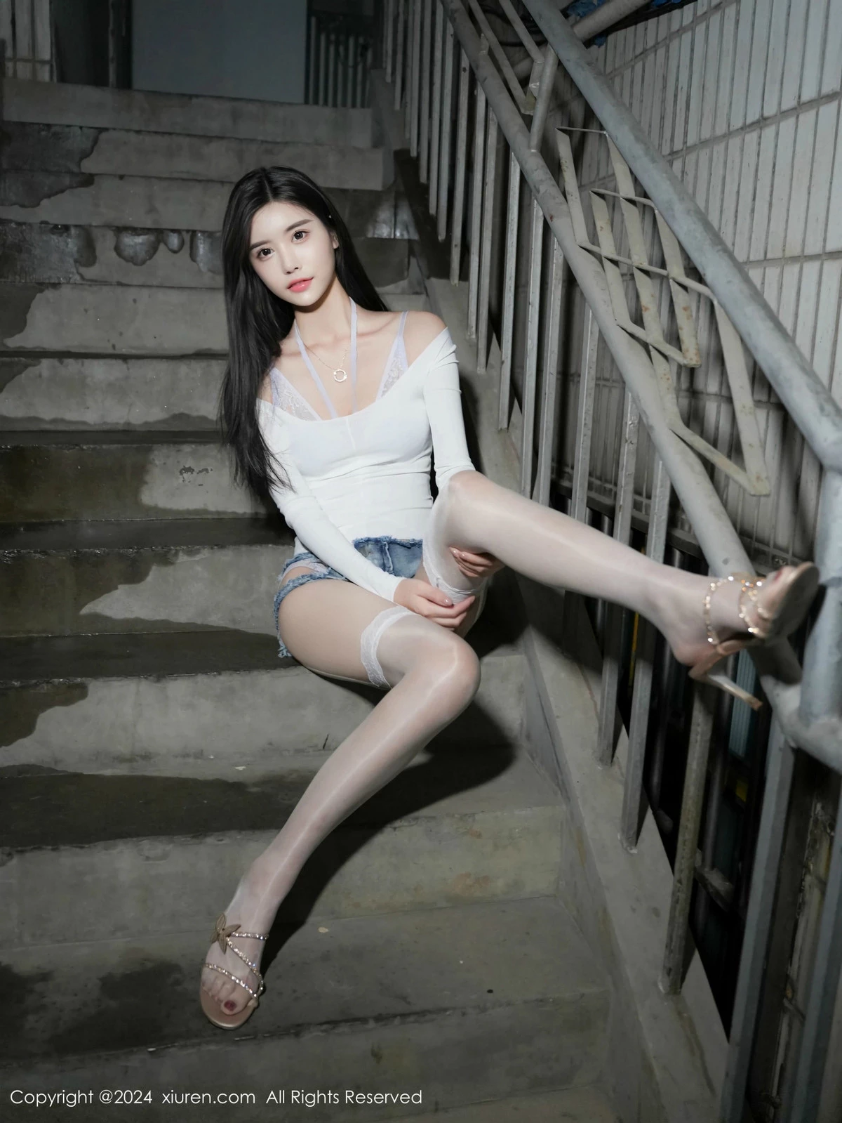 [[XiuRen秀人网]秀人网]No.9598_模特Erikaki性感白T配超短牛仔裤露蓝色情趣内衣秀美腿诱惑写真80P