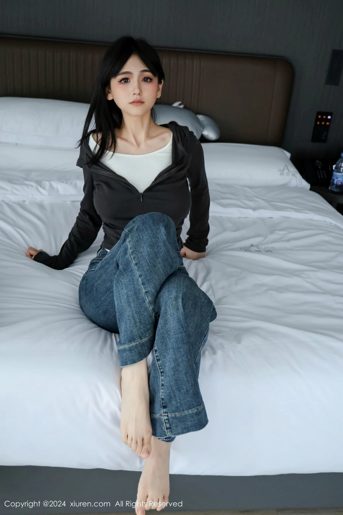 [[XiuRen秀人网]秀人网]No.9464_新人模特奶芙乔乔蓝色牛仔裤+薄透连体黑丝秀凹凸身材诱惑写真67P