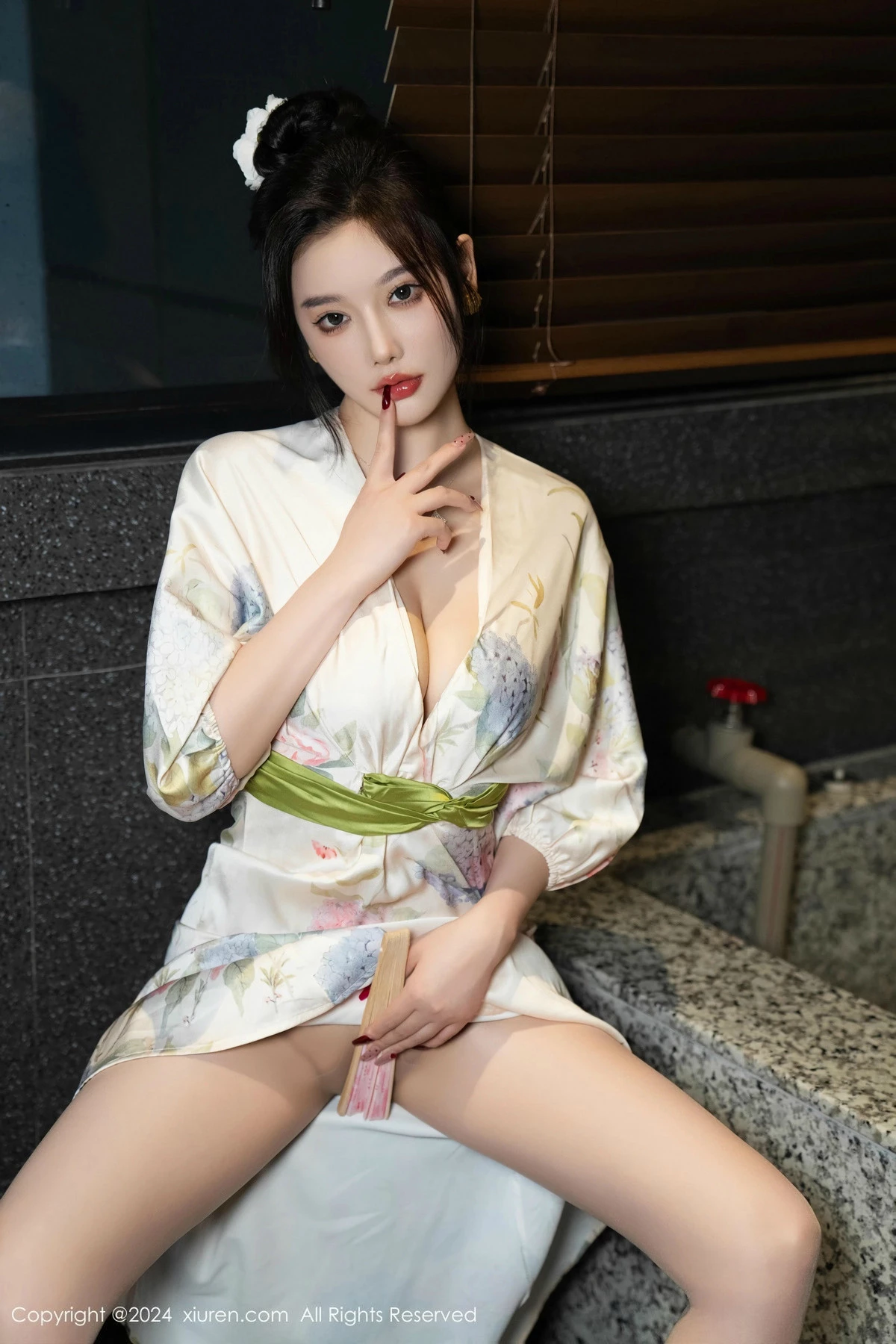 [[XiuRen秀人网]秀人网]No.9470_女神杨晨晨Yome白色连衣裙+红色蕾丝情趣内衣秀丰腴身材诱惑写真99P