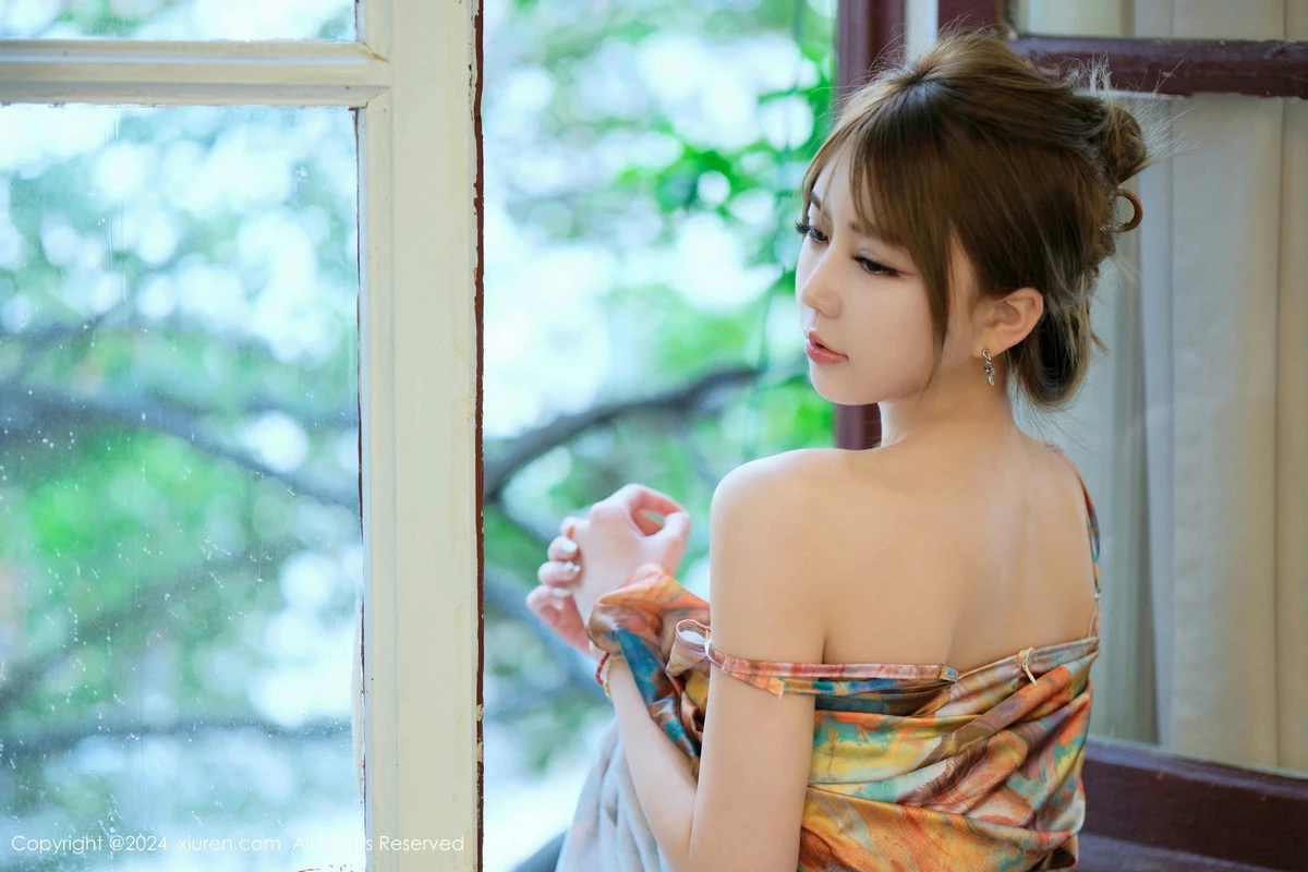 [[XiuRen秀人网]秀人网]No.9465_模特Zoe柚柚性感油画连衣长裙露灰丝吊袜秀凹凸身材诱惑写真80P