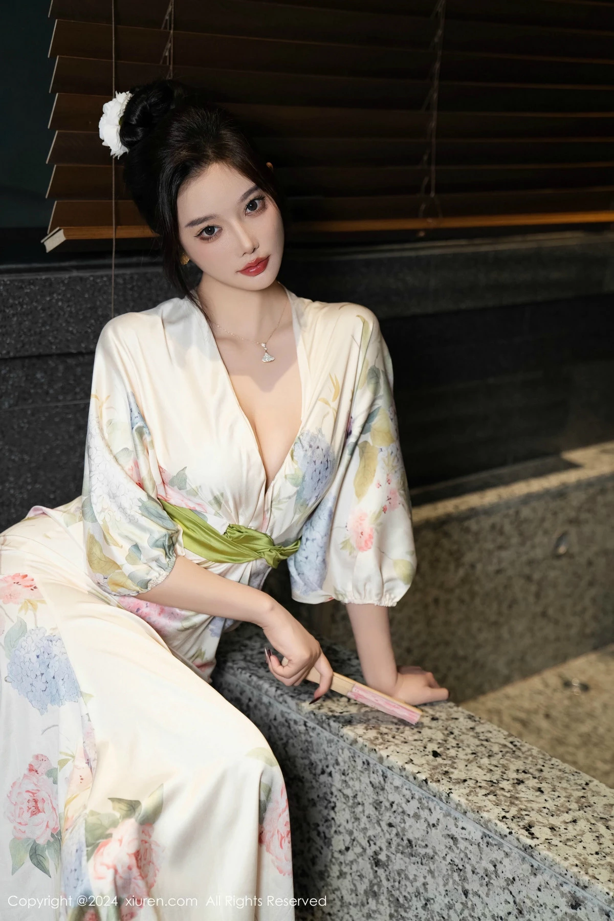 [[XiuRen秀人网]秀人网]No.9470_女神杨晨晨Yome白色连衣裙+红色蕾丝情趣内衣秀丰腴身材诱惑写真99P