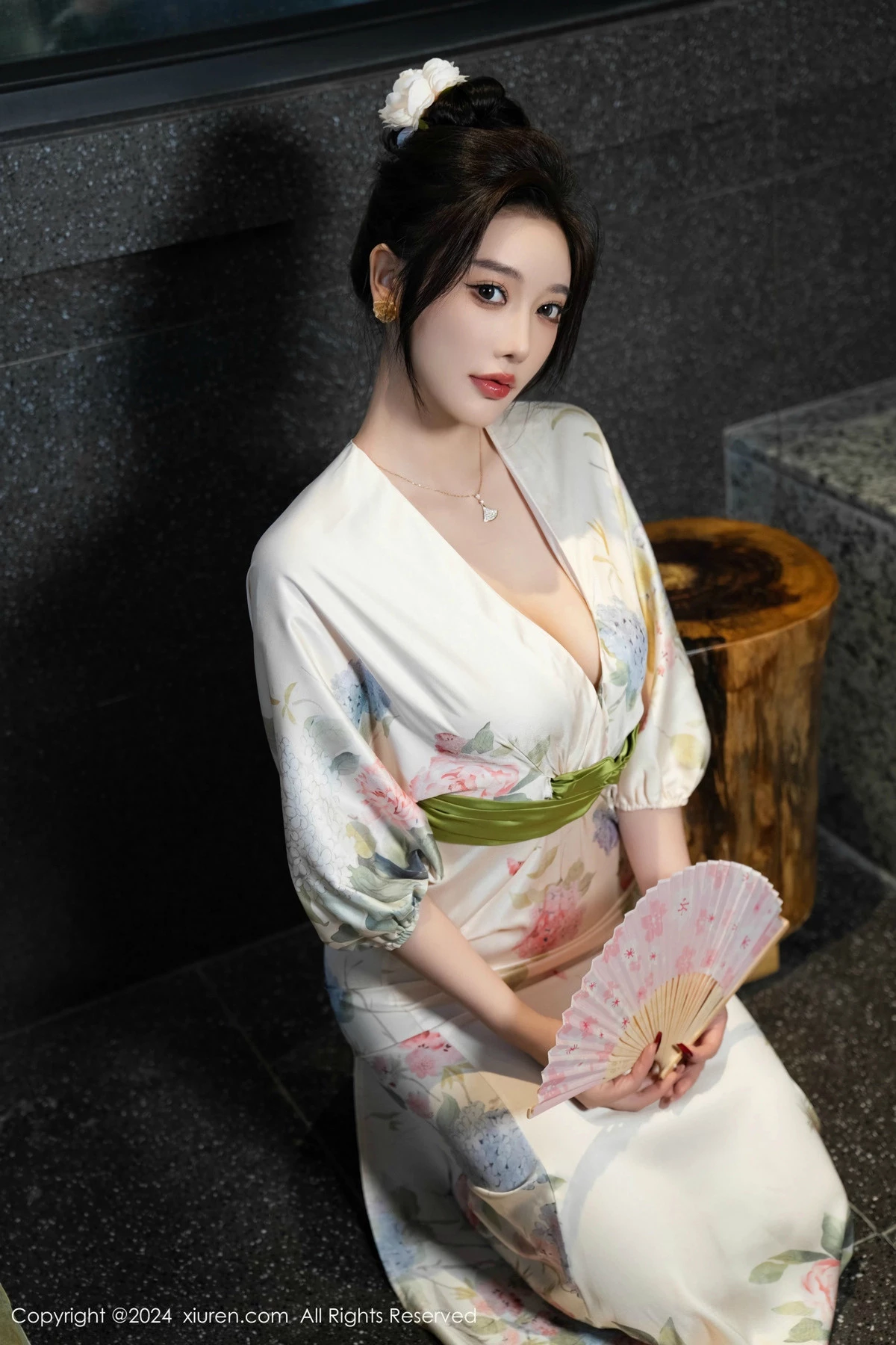 [[XiuRen秀人网]秀人网]No.9470_女神杨晨晨Yome白色连衣裙+红色蕾丝情趣内衣秀丰腴身材诱惑写真99P