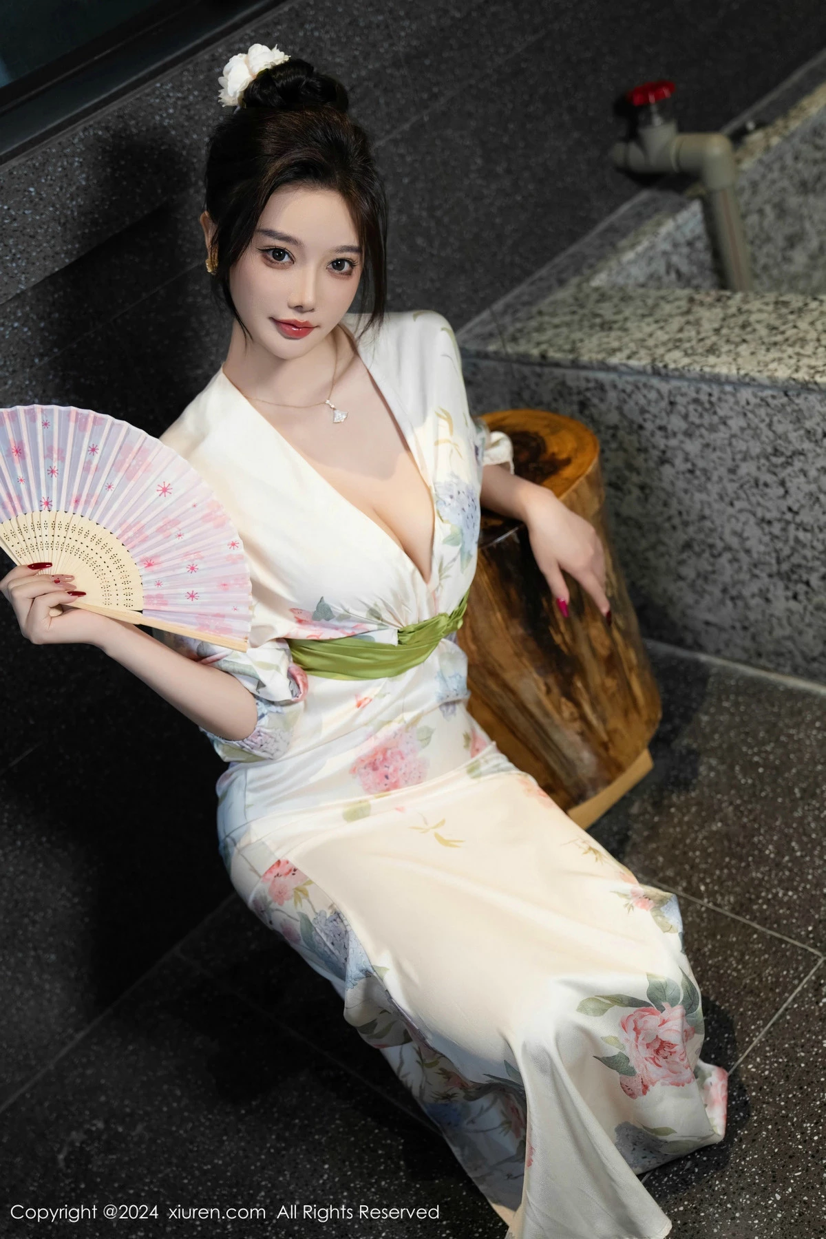 [[XiuRen秀人网]秀人网]No.9470_女神杨晨晨Yome白色连衣裙+红色蕾丝情趣内衣秀丰腴身材诱惑写真99P