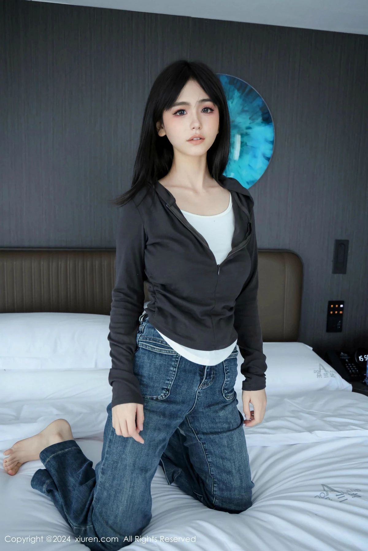 [[XiuRen秀人网]秀人网]No.9464_新人模特奶芙乔乔蓝色牛仔裤+薄透连体黑丝秀凹凸身材诱惑写真67P