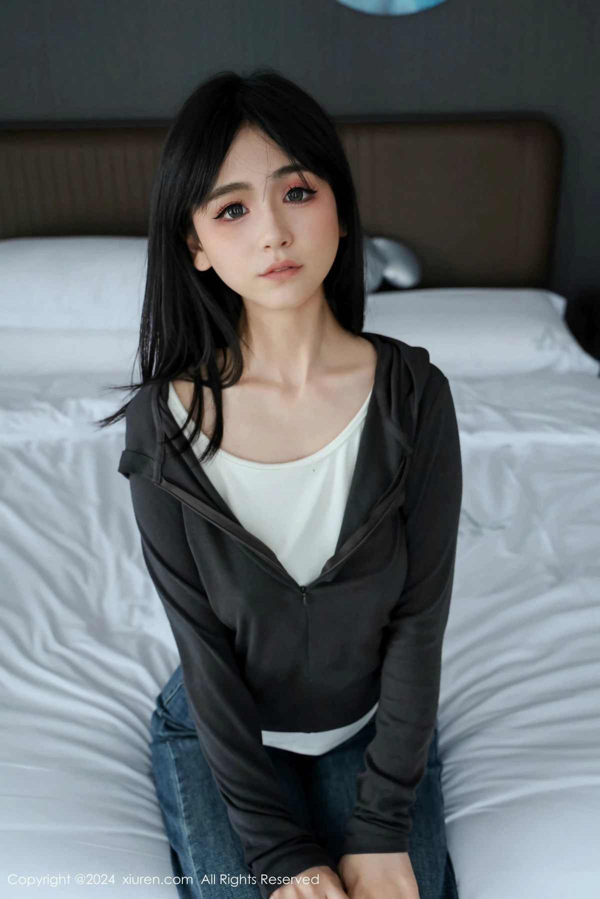 [[XiuRen秀人网]秀人网]No.9464_新人模特奶芙乔乔蓝色牛仔裤+薄透连体黑丝秀凹凸身材诱惑写真67P