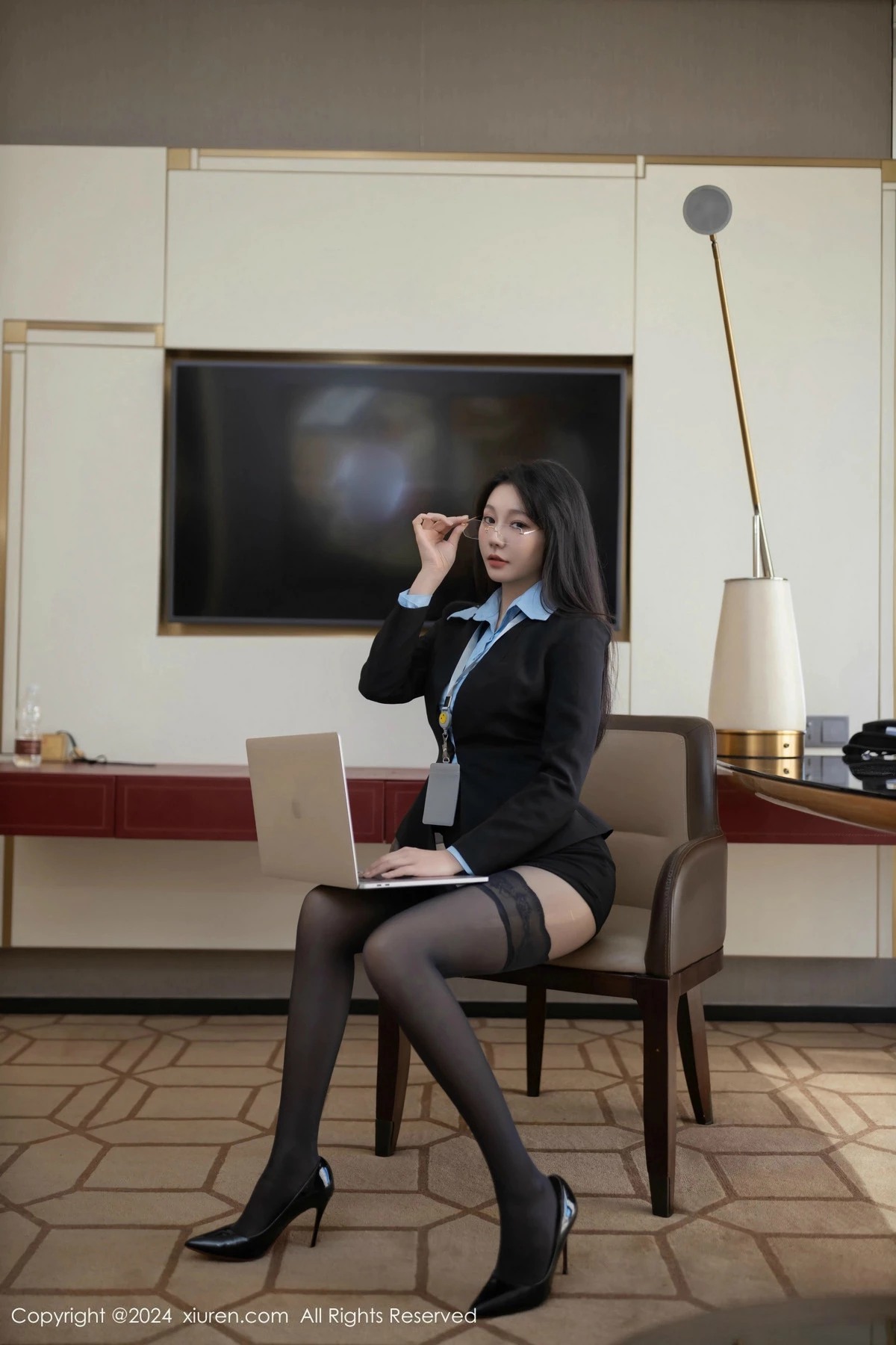 [[XiuRen秀人网]秀人网]No.9469_模特安然anran职场主题性感黑色OL服饰配黑丝吊袜秀美腿诱惑写真80P