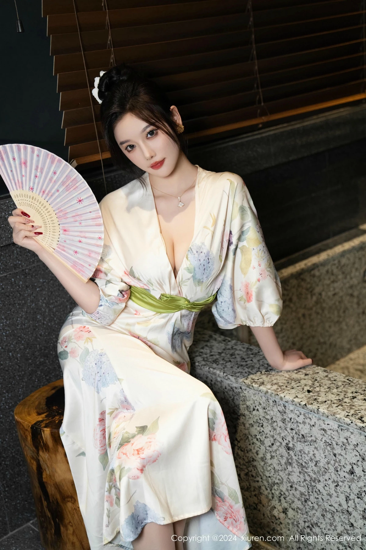 [[XiuRen秀人网]秀人网]No.9470_女神杨晨晨Yome白色连衣裙+红色蕾丝情趣内衣秀丰腴身材诱惑写真99P