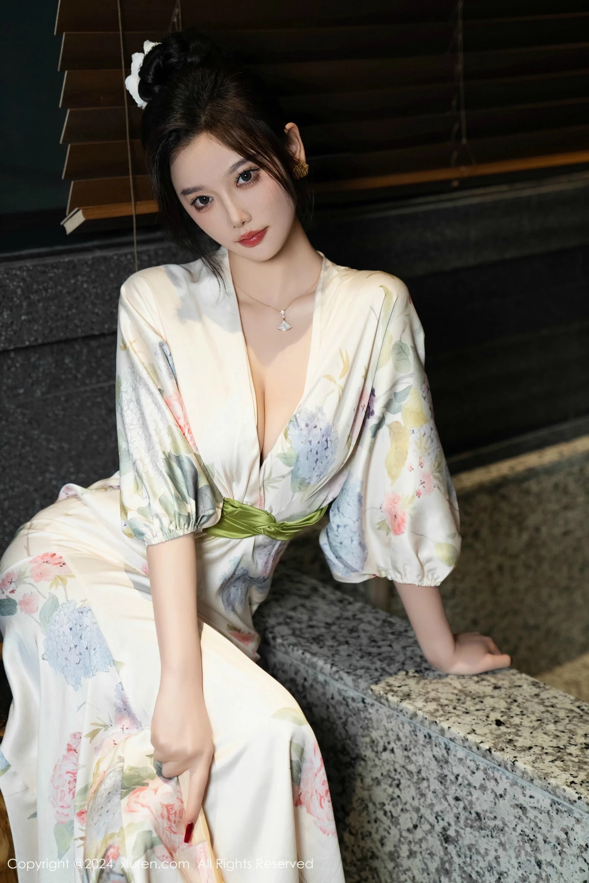 [[XiuRen秀人网]秀人网]No.9470_女神杨晨晨Yome白色连衣裙+红色蕾丝情趣内衣秀丰腴身材诱惑写真99P