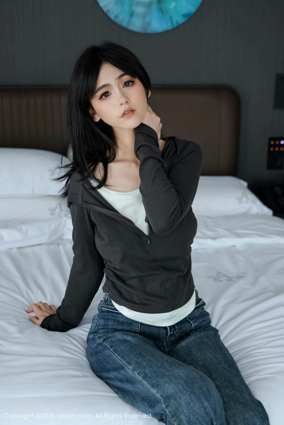 [[XiuRen秀人网]秀人网]No.9464_新人模特奶芙乔乔蓝色牛仔裤+薄透连体黑丝秀凹凸身材诱惑写真67P