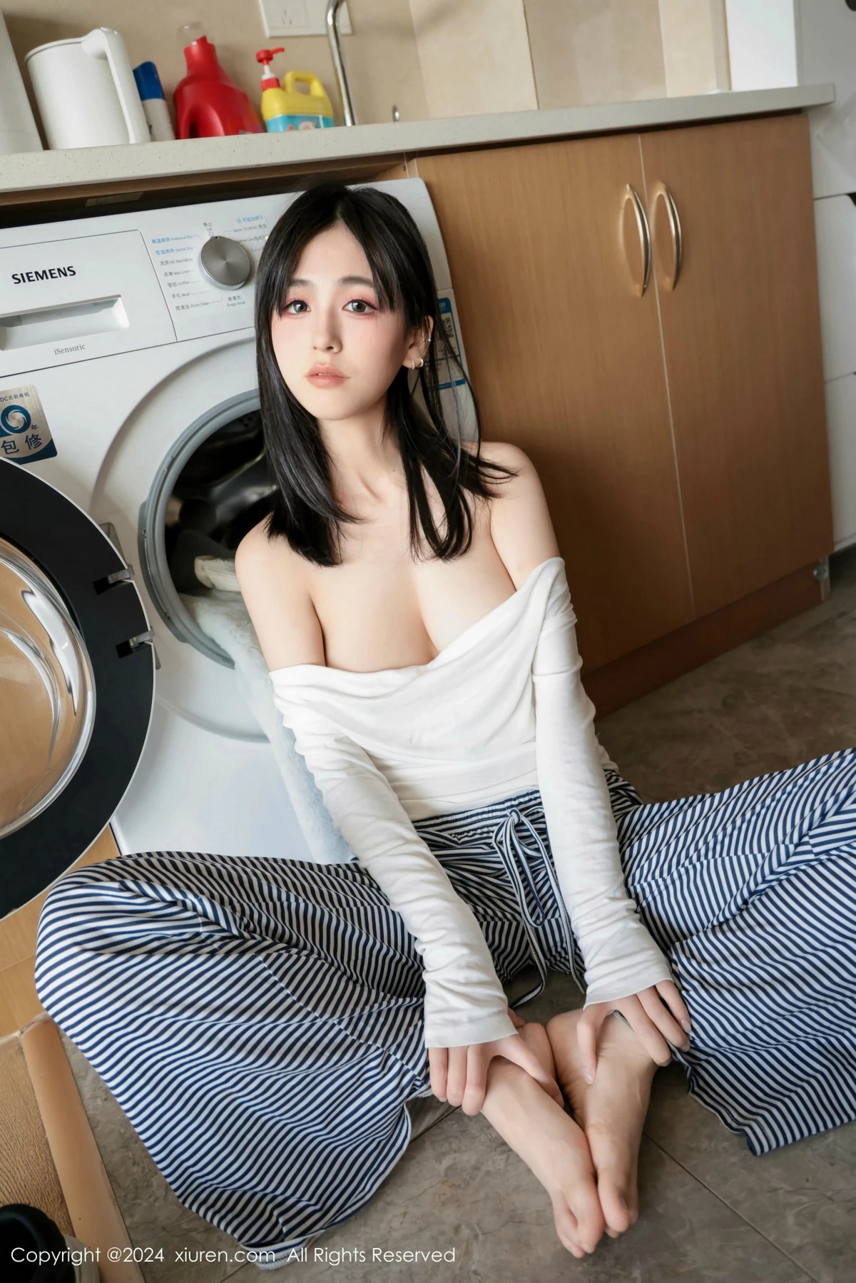 [[XiuRen秀人网]秀人网]No.9605_模特奶芙乔乔性感白T配长裤露超薄黑丝秀凹凸身材撩人诱惑写真85P