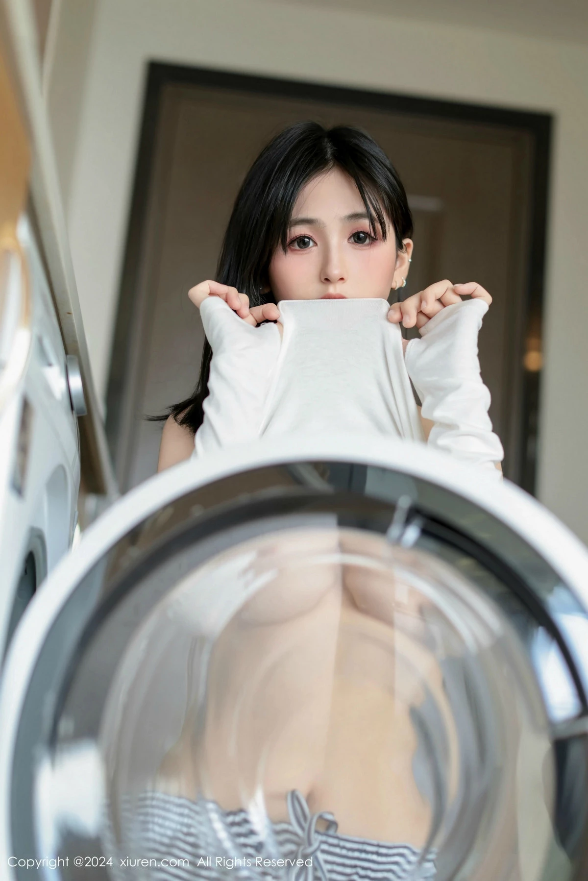 [[XiuRen秀人网]秀人网]No.9605_模特奶芙乔乔性感白T配长裤露超薄黑丝秀凹凸身材撩人诱惑写真85P