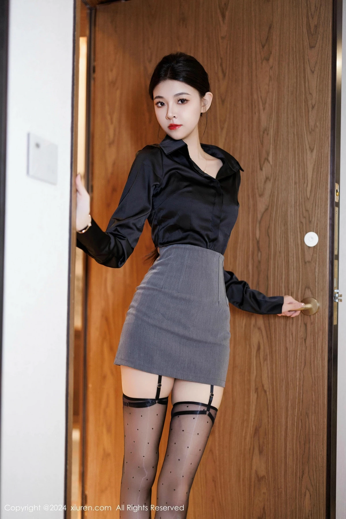 [[XiuRen秀人网]秀人网]No.9604_模特初梦瑶性感OL服饰露黑色内衣配黑丝吊袜秀美腿极致魅惑写真90P