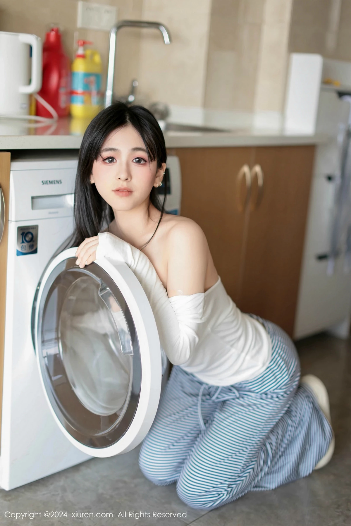 [[XiuRen秀人网]秀人网]No.9605_模特奶芙乔乔性感白T配长裤露超薄黑丝秀凹凸身材撩人诱惑写真85P