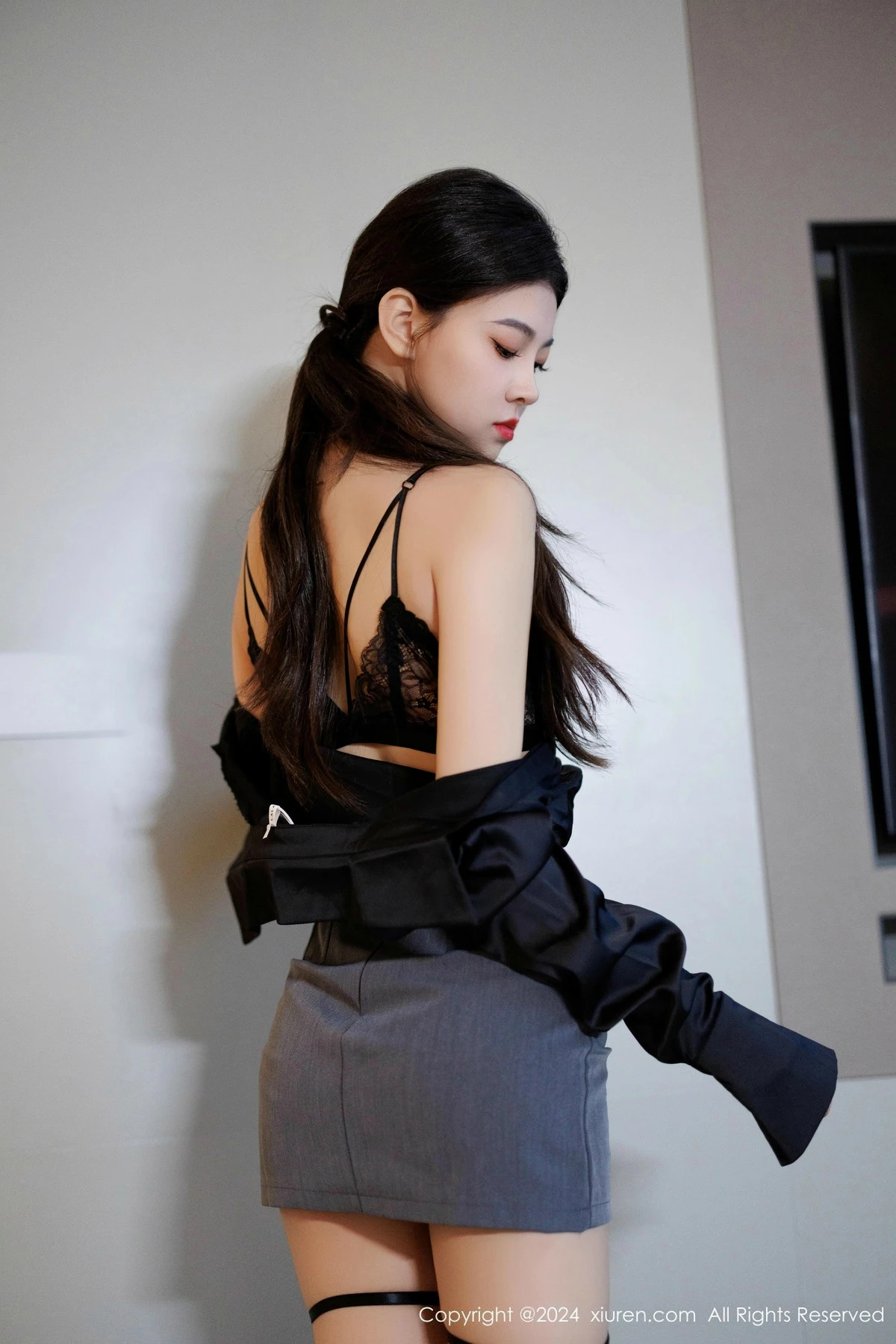 [[XiuRen秀人网]秀人网]No.9604_模特初梦瑶性感OL服饰露黑色内衣配黑丝吊袜秀美腿极致魅惑写真90P