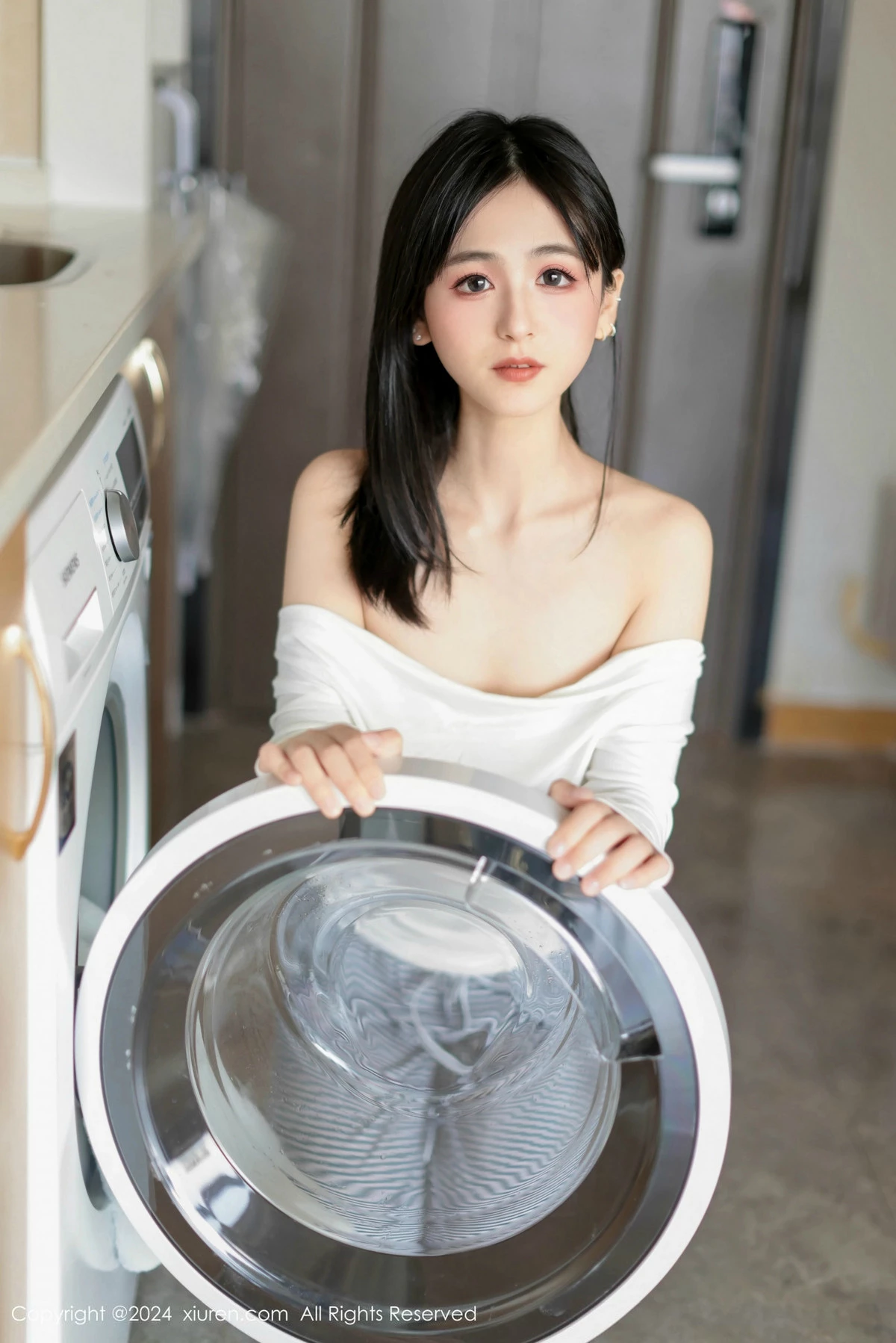 [[XiuRen秀人网]秀人网]No.9605_模特奶芙乔乔性感白T配长裤露超薄黑丝秀凹凸身材撩人诱惑写真85P