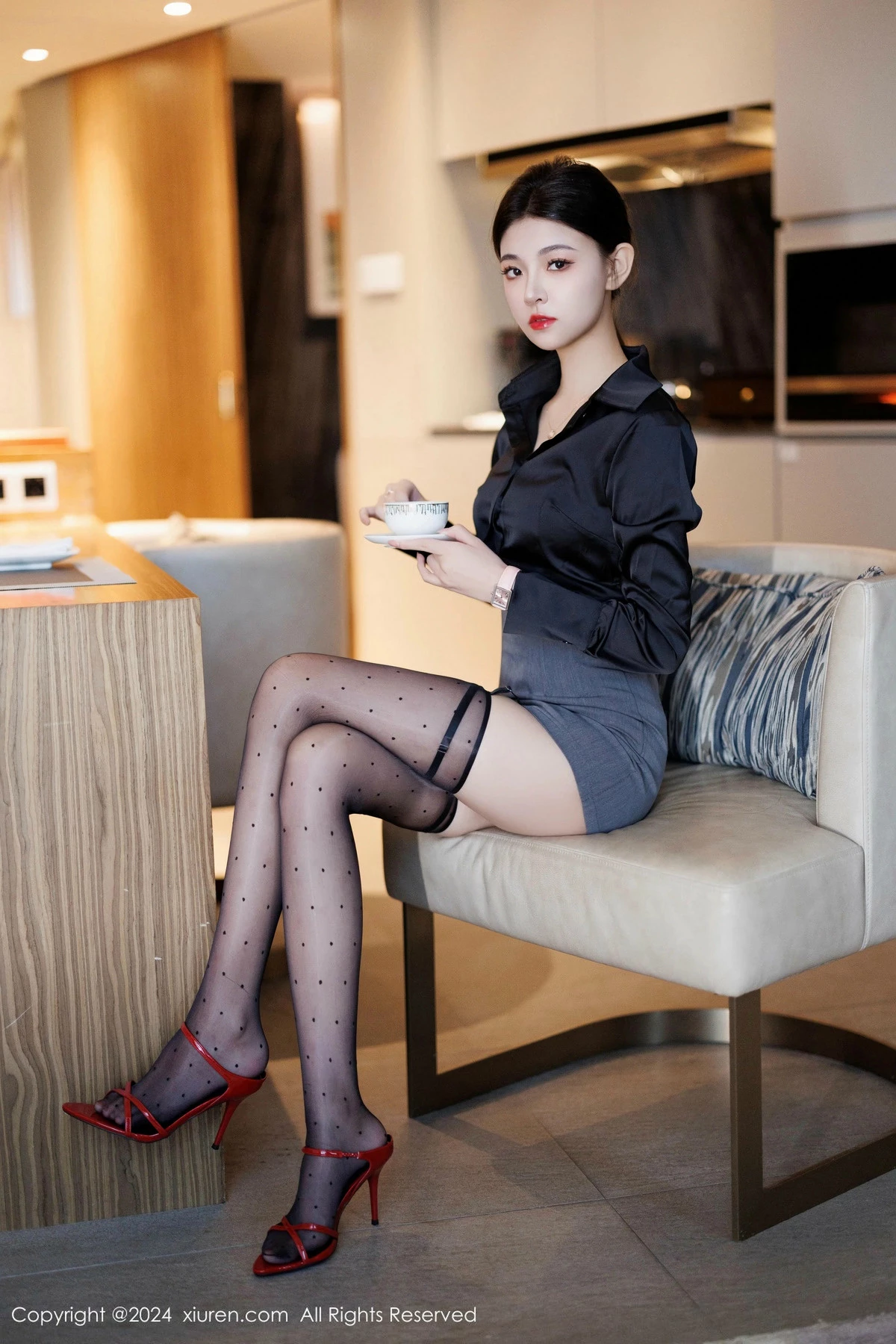 [[XiuRen秀人网]秀人网]No.9604_模特初梦瑶性感OL服饰露黑色内衣配黑丝吊袜秀美腿极致魅惑写真90P