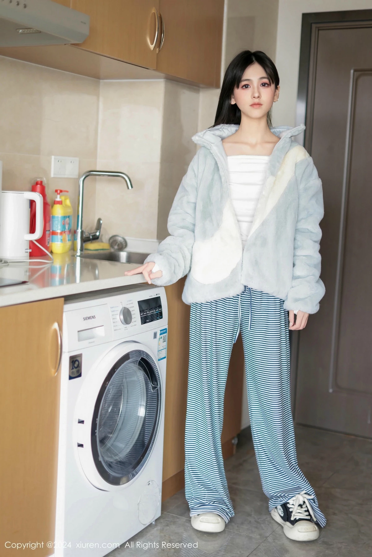 [[XiuRen秀人网]秀人网]No.9605_模特奶芙乔乔性感白T配长裤露超薄黑丝秀凹凸身材撩人诱惑写真85P