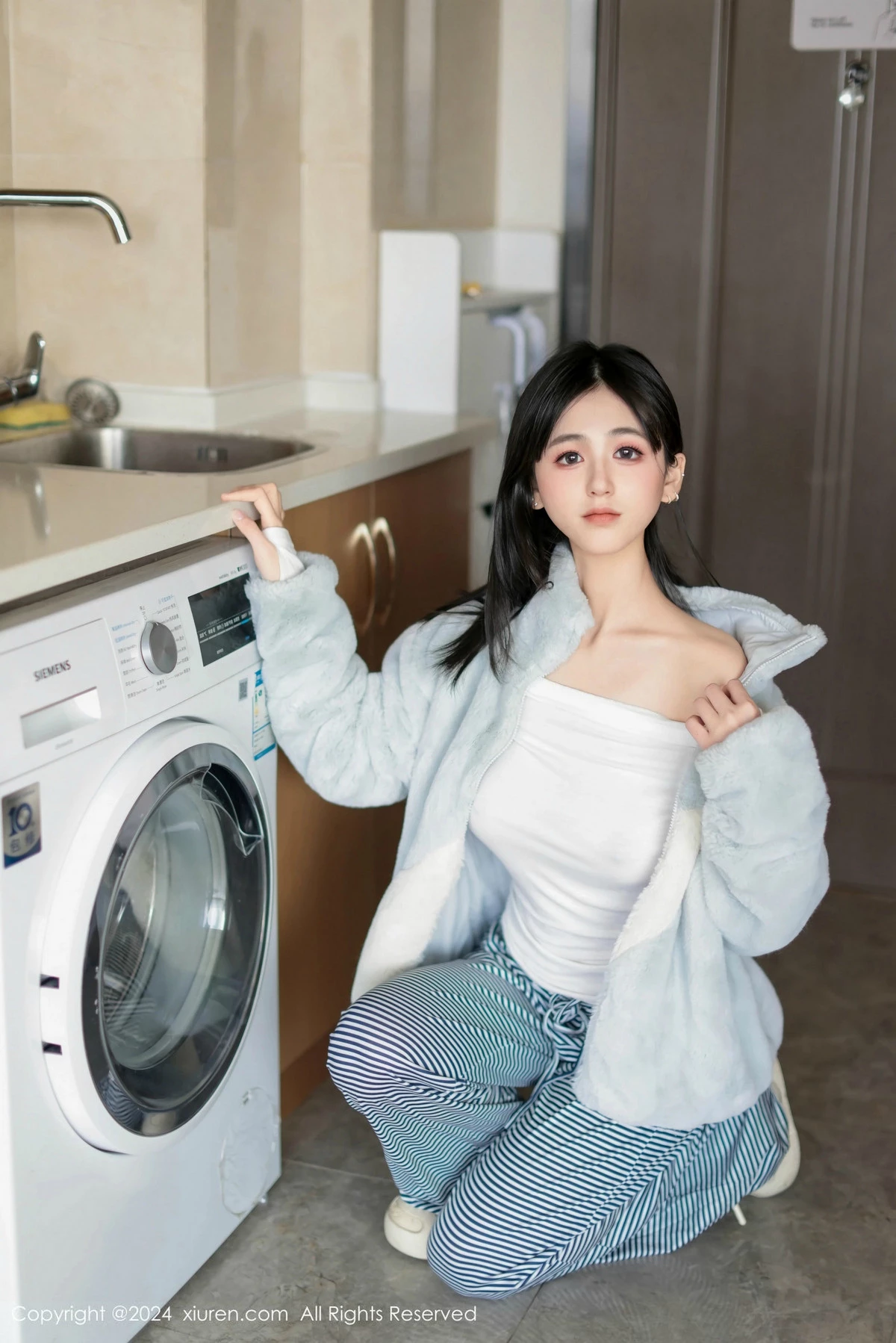 [[XiuRen秀人网]秀人网]No.9605_模特奶芙乔乔性感白T配长裤露超薄黑丝秀凹凸身材撩人诱惑写真85P