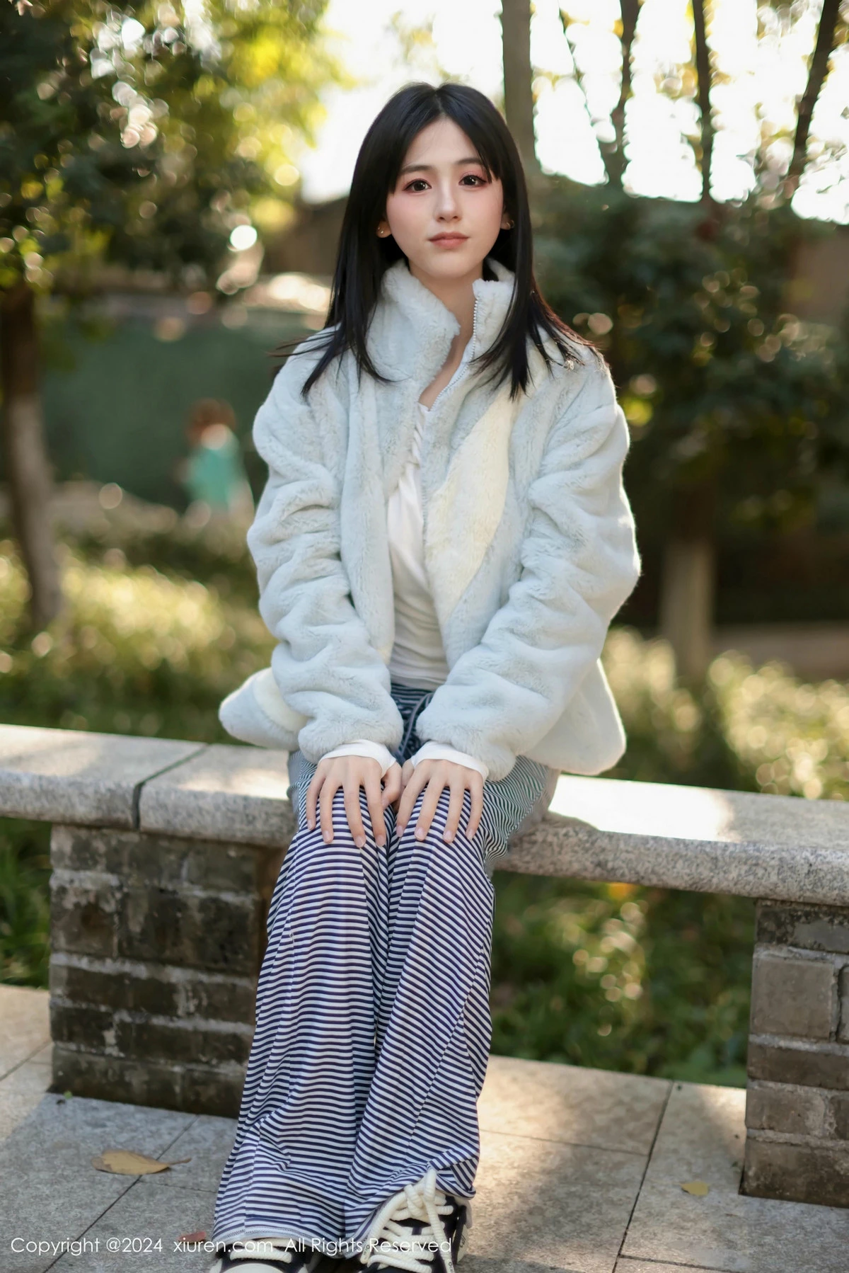 [[XiuRen秀人网]秀人网]No.9605_模特奶芙乔乔性感白T配长裤露超薄黑丝秀凹凸身材撩人诱惑写真85P