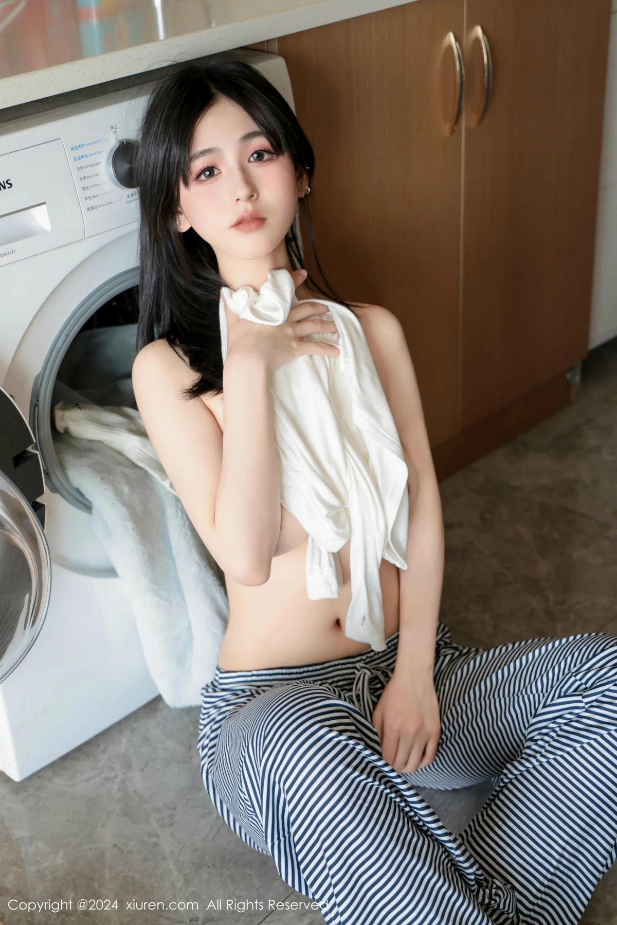 [[XiuRen秀人网]秀人网]No.9605_模特奶芙乔乔性感白T配长裤露超薄黑丝秀凹凸身材撩人诱惑写真85P